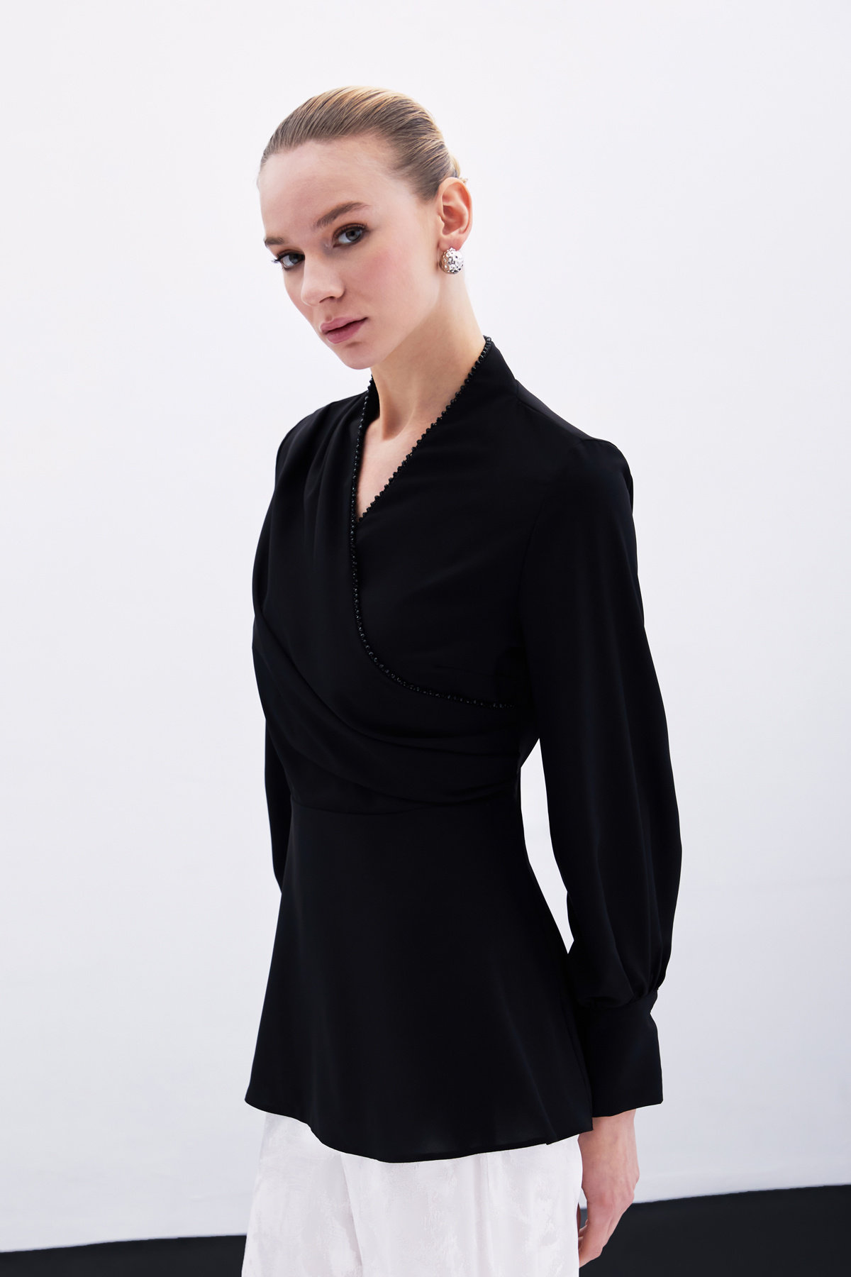 Boncuklu Yaka Kruvaze Bluz - Siyah