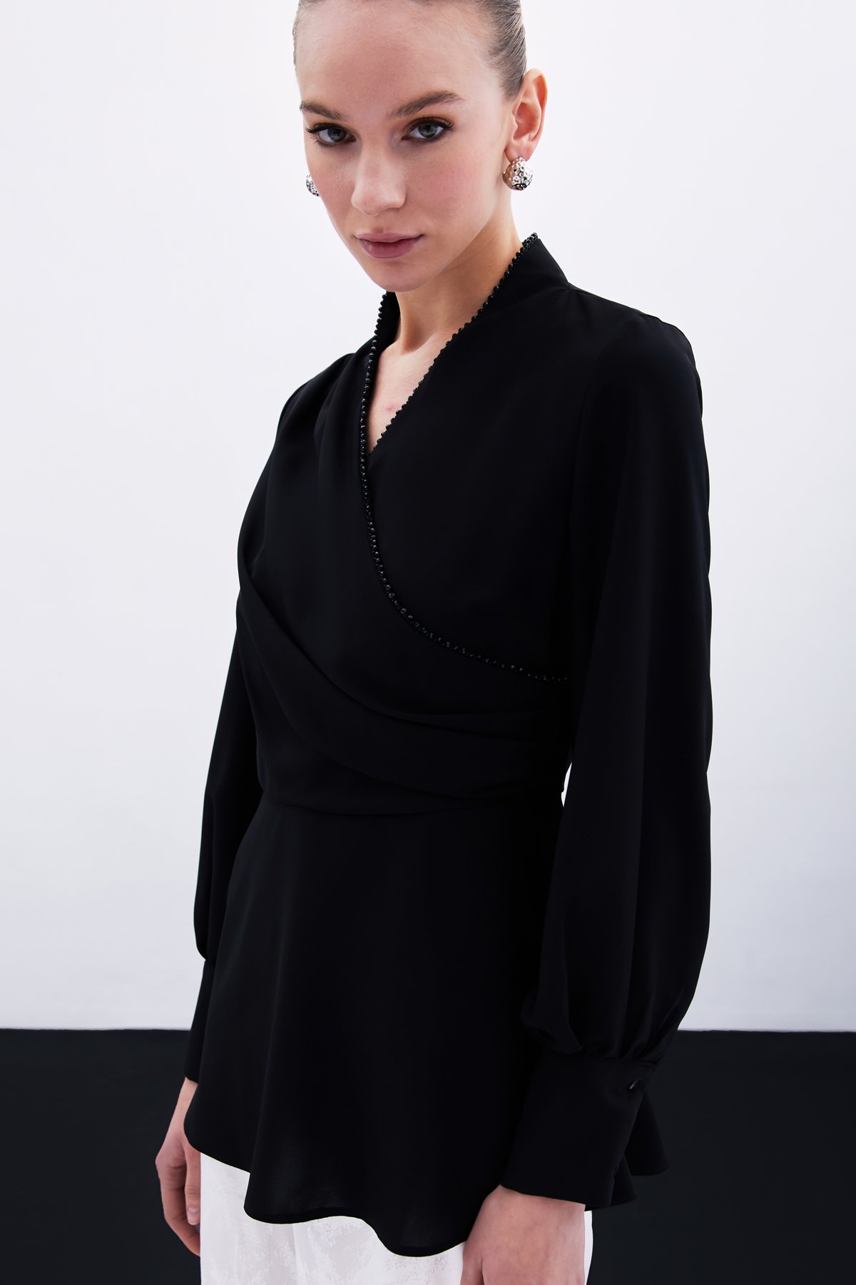 Boncuklu Yaka Kruvaze Bluz - Siyah