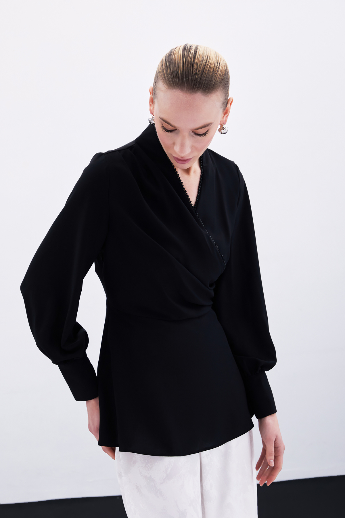 Boncuklu Yaka Kruvaze Bluz - Siyah