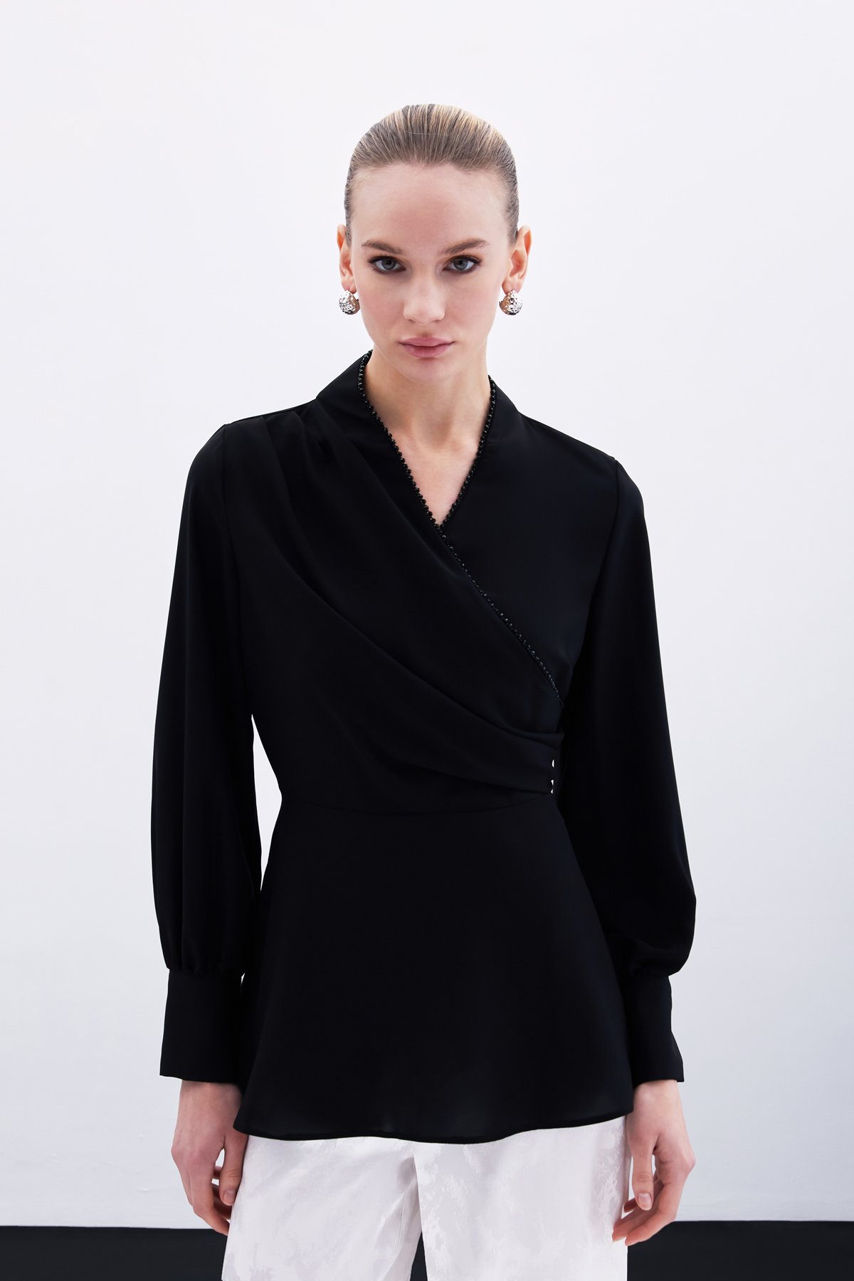 Boncuklu Yaka Kruvaze Bluz - Siyah
