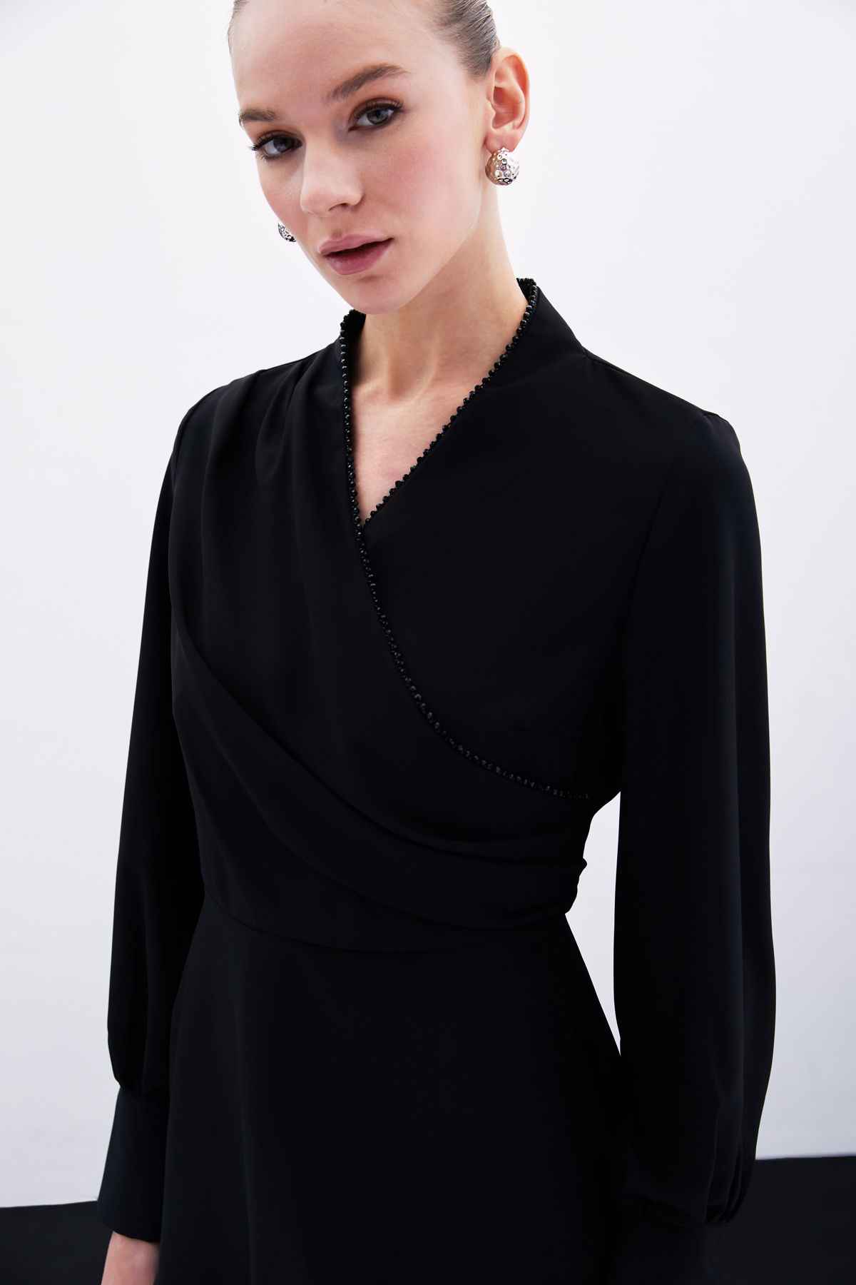 Boncuklu Yaka Kruvaze Bluz - Siyah