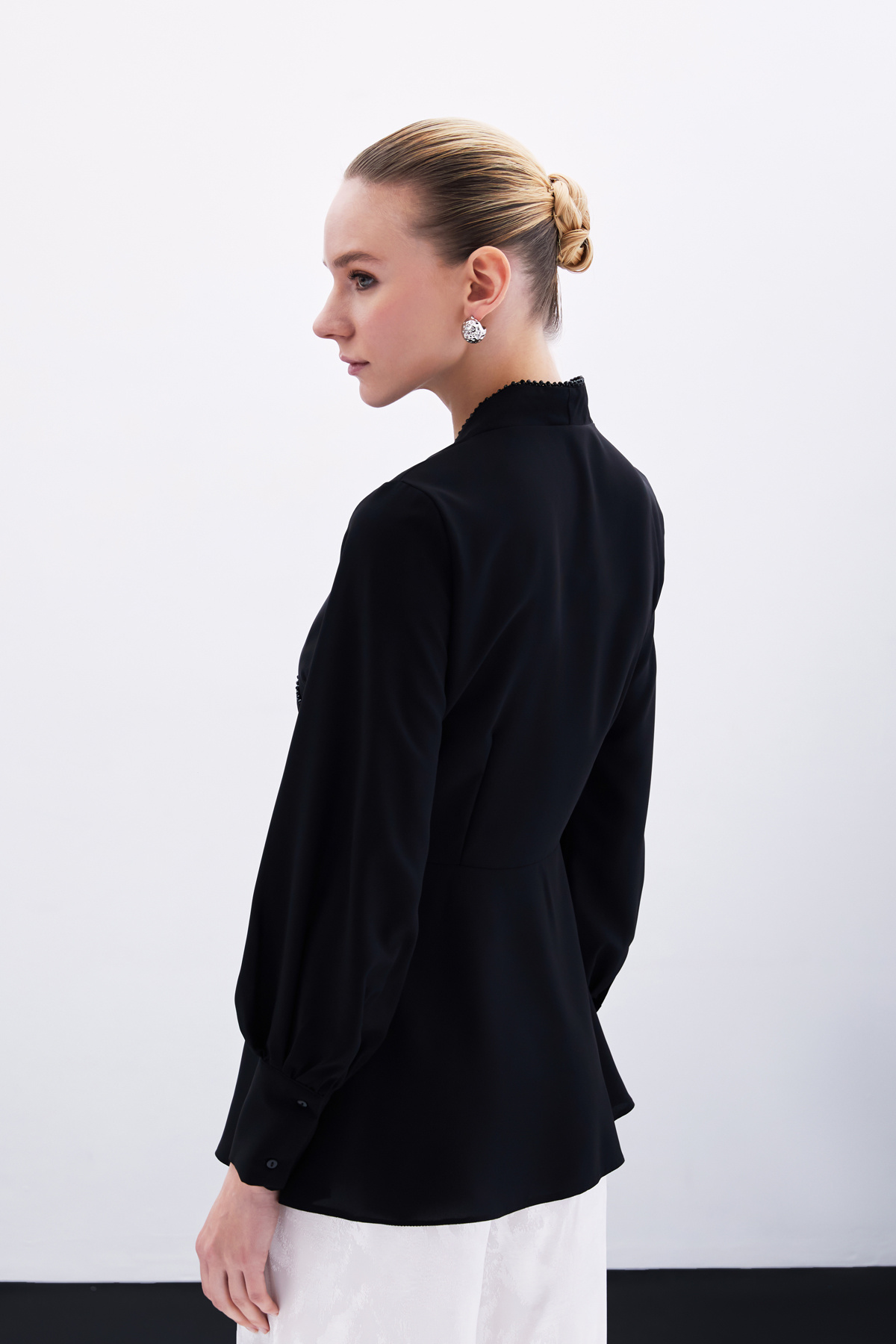 Boncuklu Yaka Kruvaze Bluz - Siyah