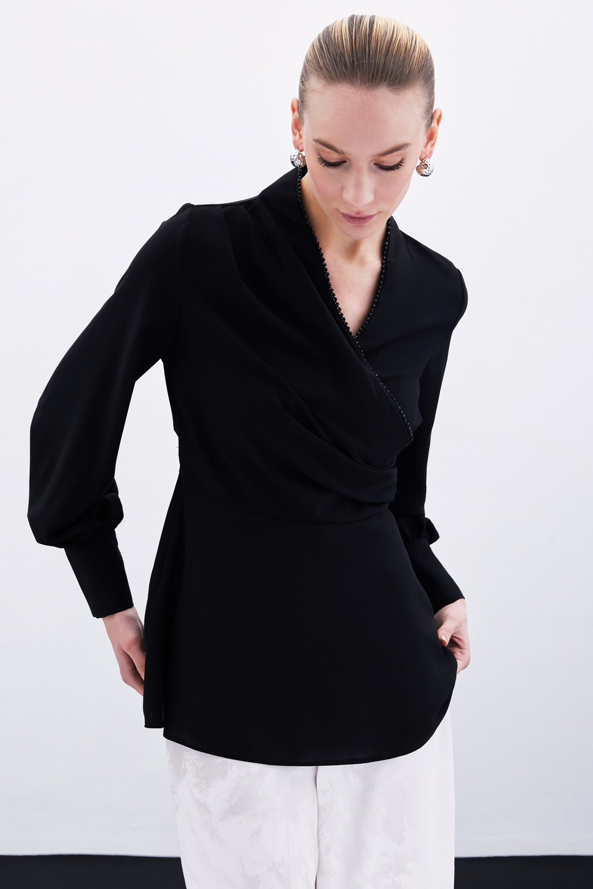 Boncuklu Yaka Kruvaze Bluz - Siyah