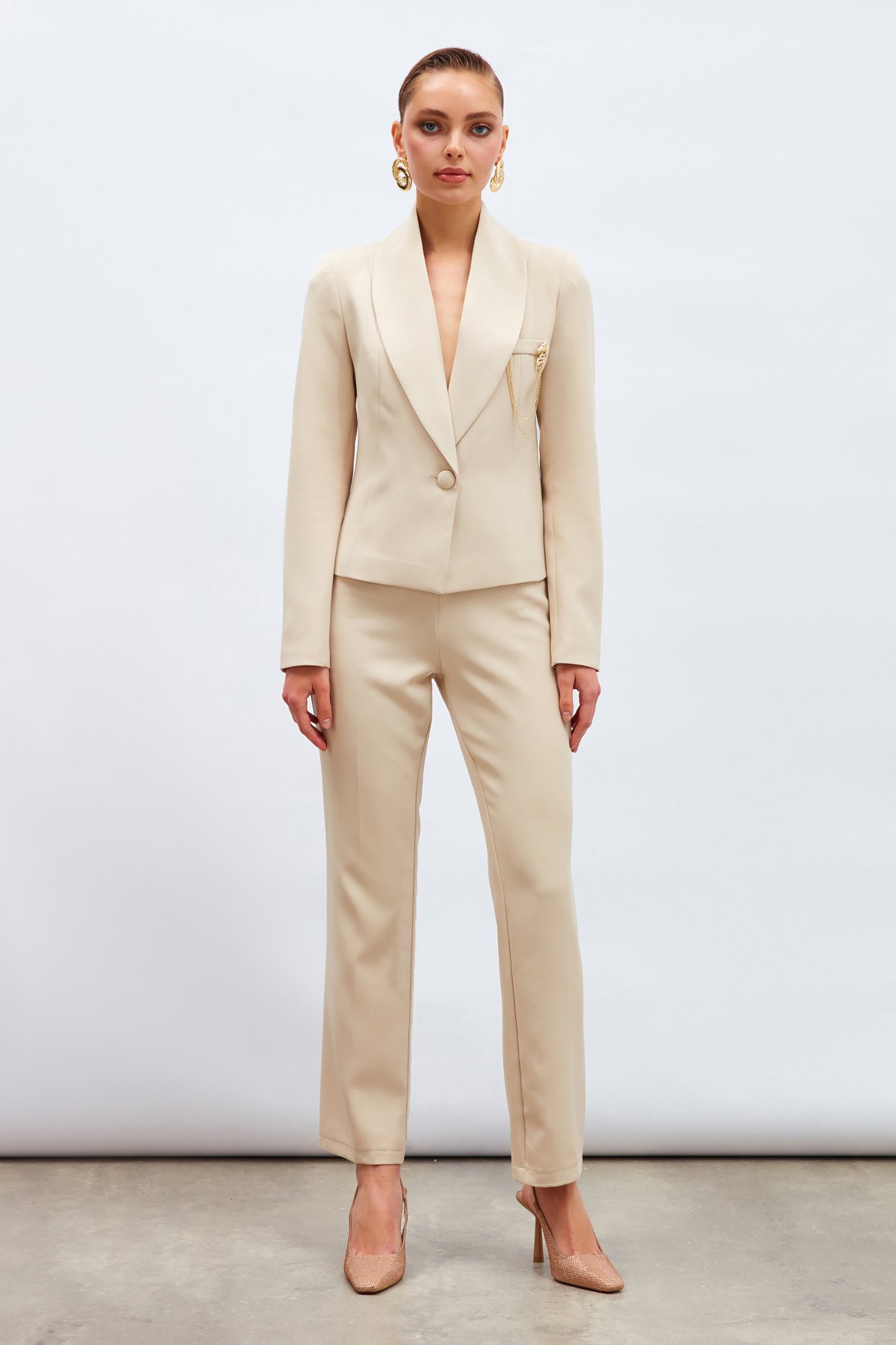 Broş Detaylı Kısa Ceket - BEJ