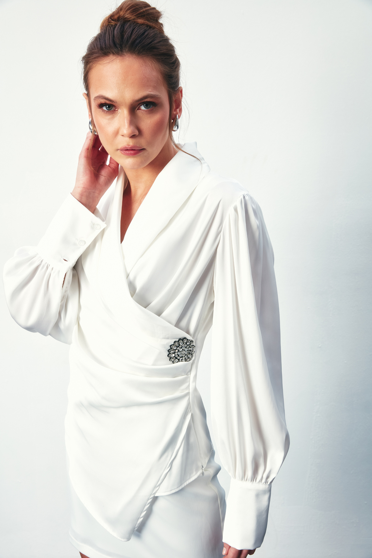 Broşlu Kruvaze Bluz - EKRU