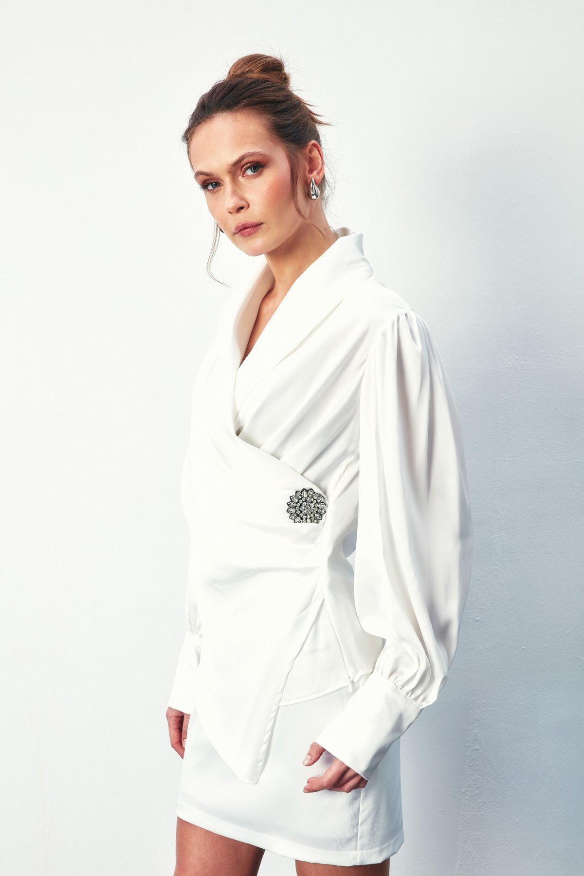 Broşlu Kruvaze Bluz - EKRU