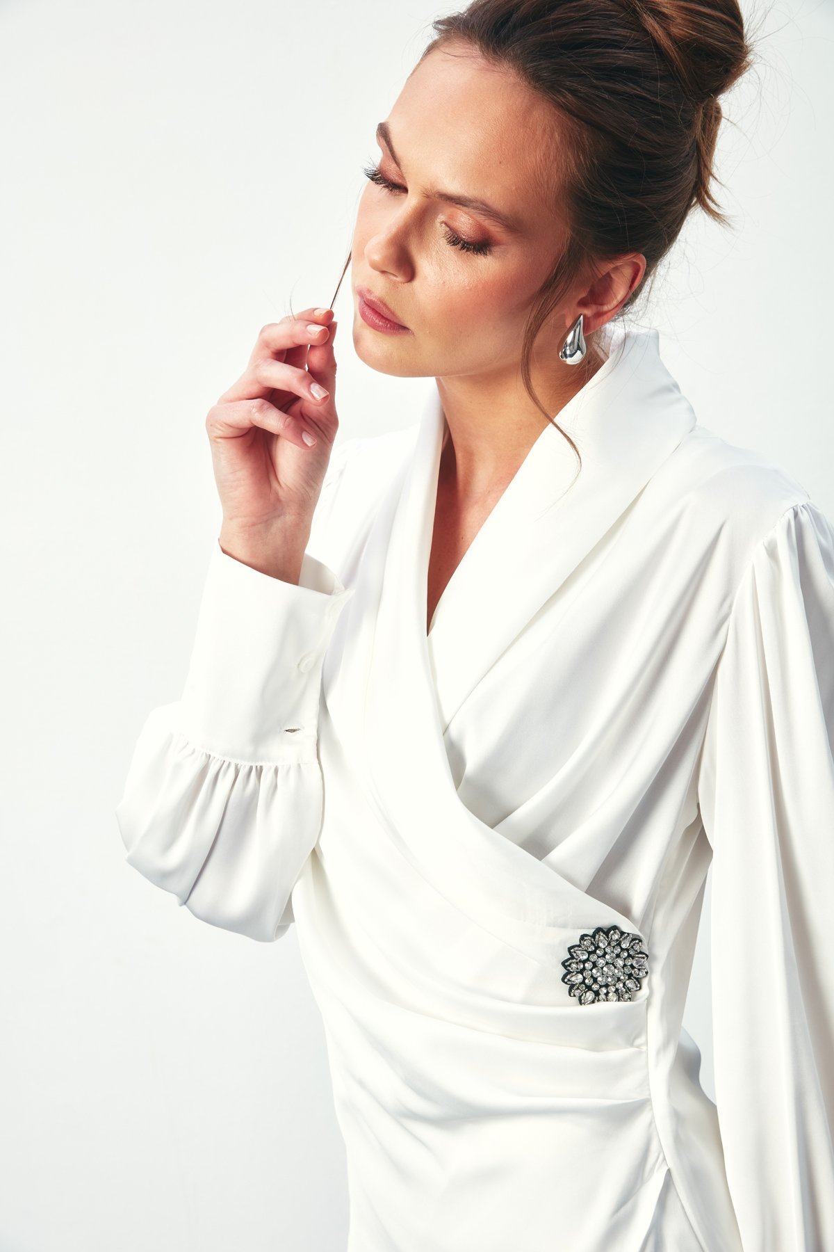 Broşlu Kruvaze Bluz - EKRU