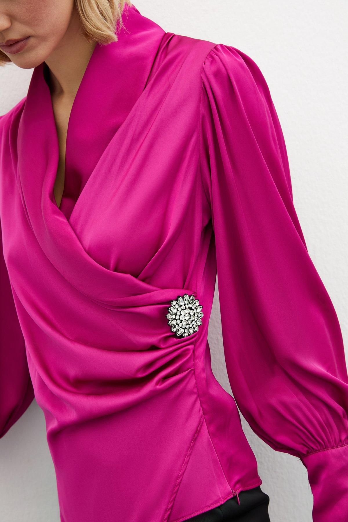 Broşlu Kruvaze Bluz - FUŞYA