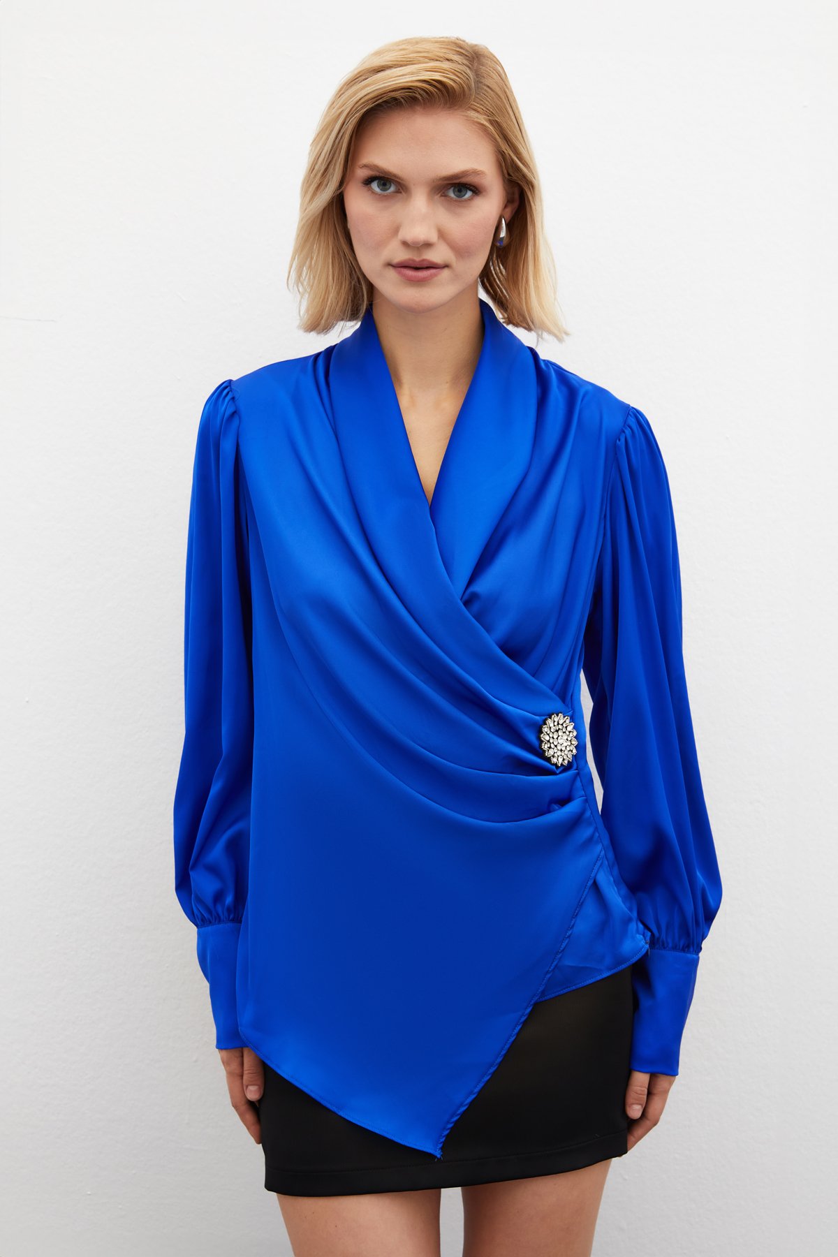 Broşlu Kruvaze Bluz - SAX MAVİ