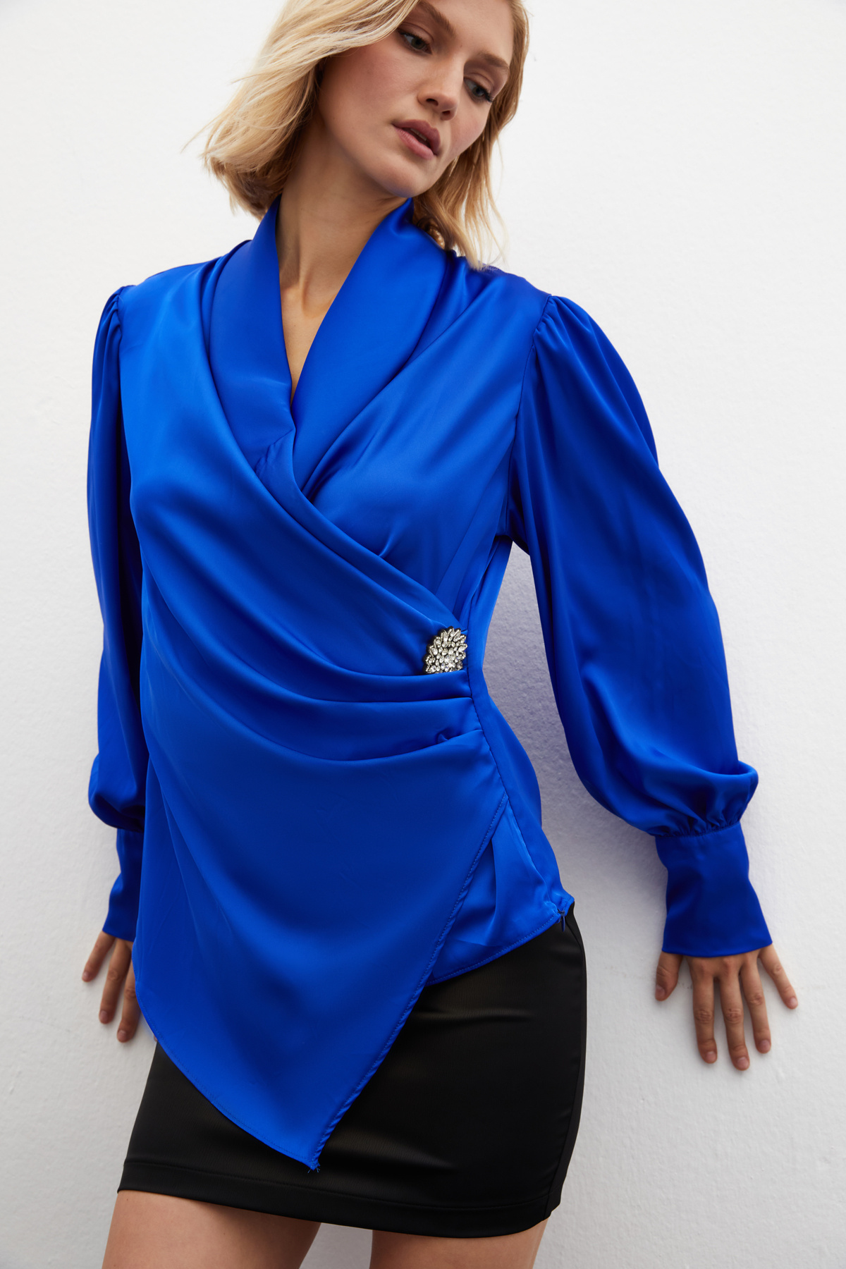 Broşlu Kruvaze Bluz - SAX MAVİ