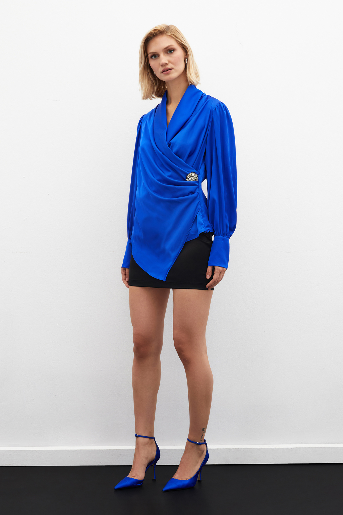 Broşlu Kruvaze Bluz - SAX MAVİ