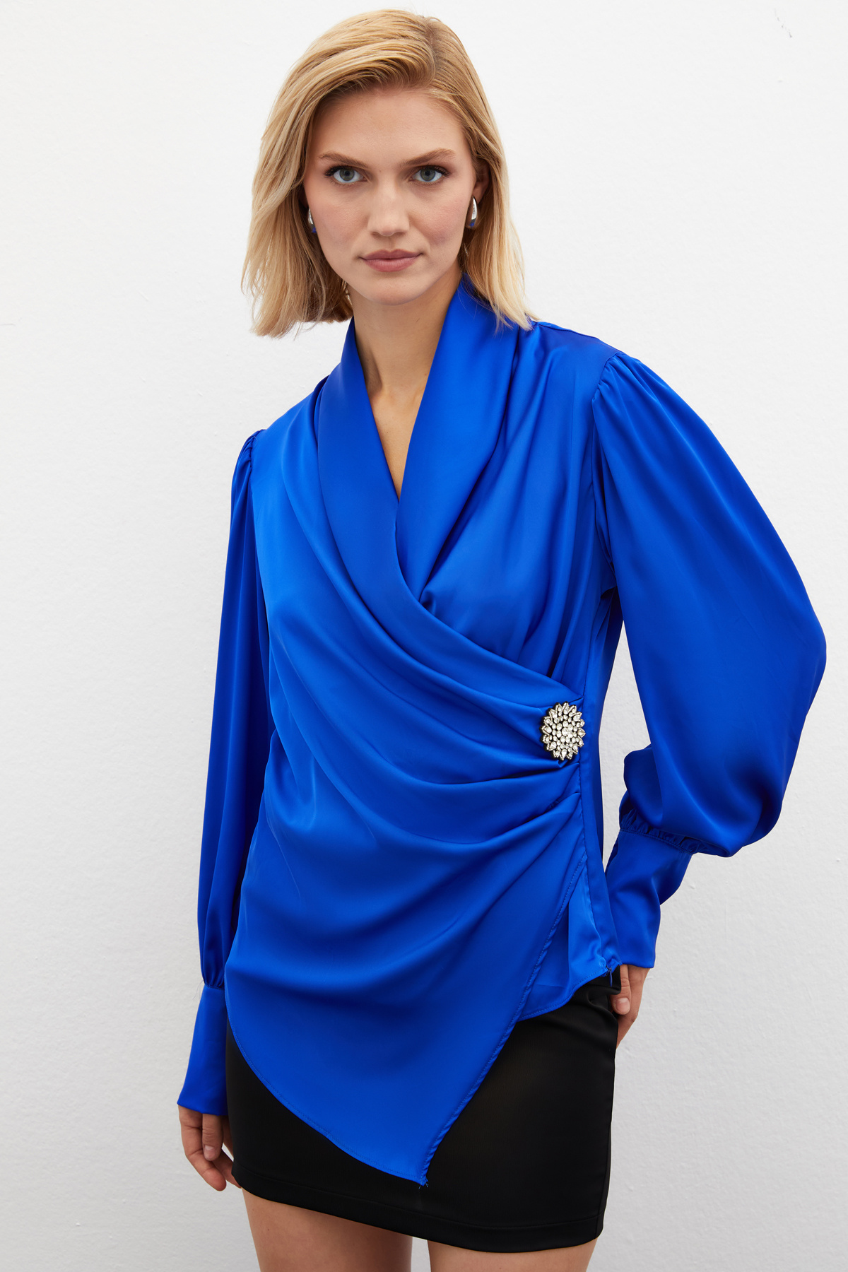 Broşlu Kruvaze Bluz - SAX MAVİ