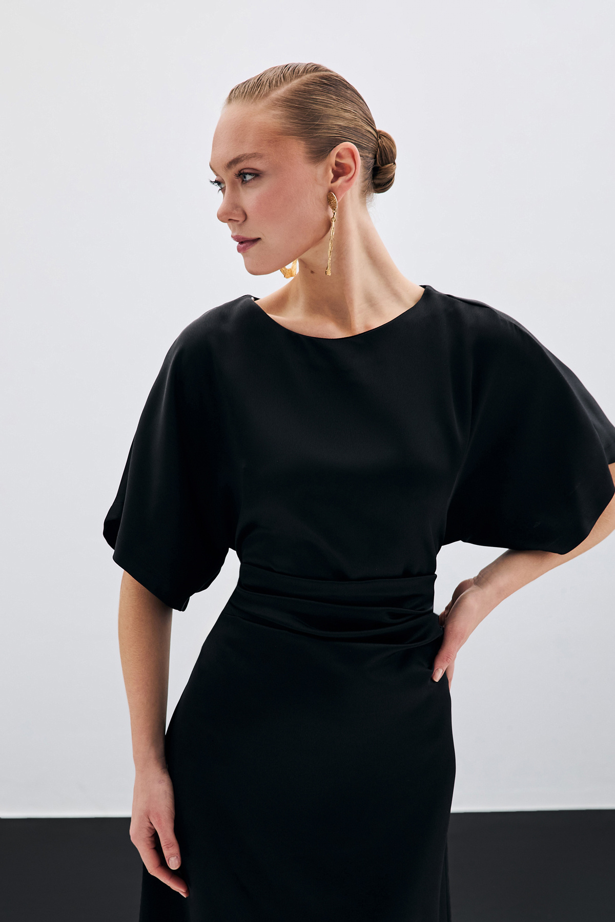 Büzgü Detaylı Krep Saten Elbise - Siyah