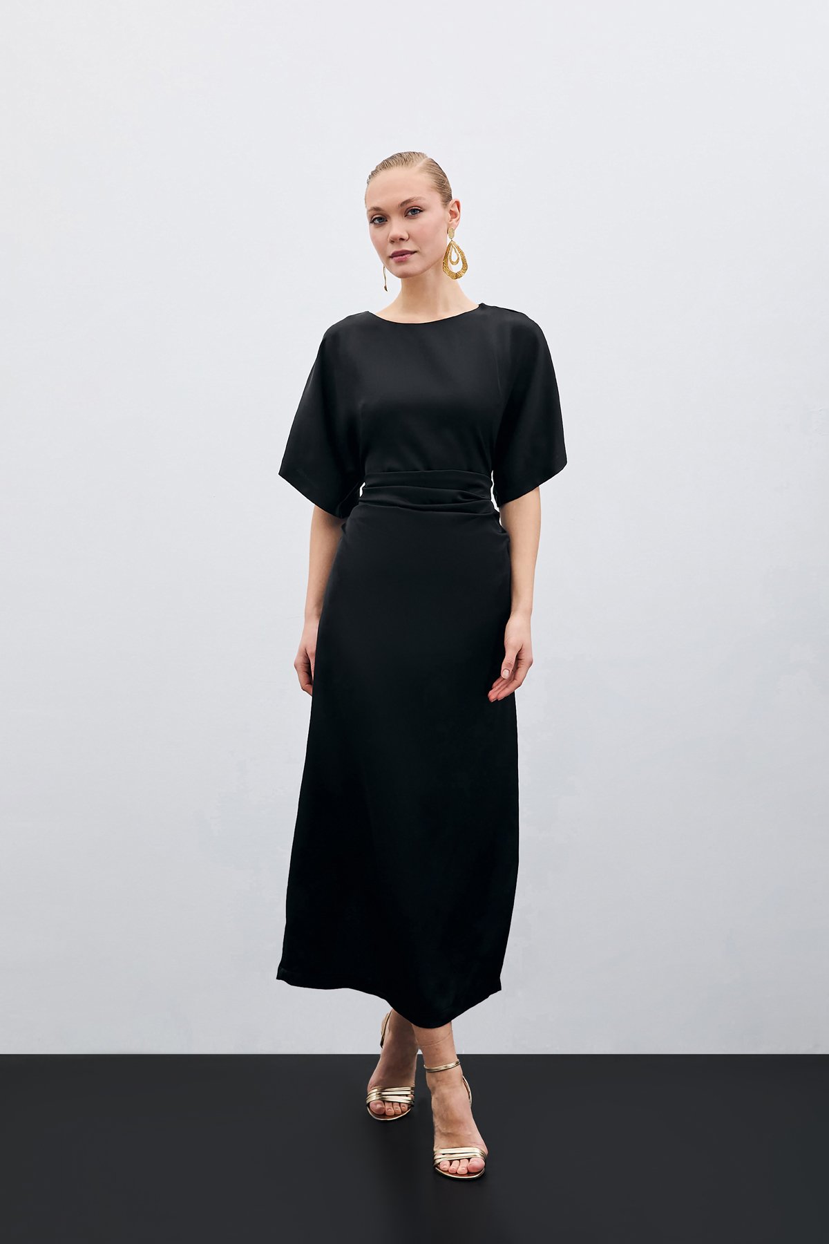 Büzgü Detaylı Krep Saten Elbise - Siyah