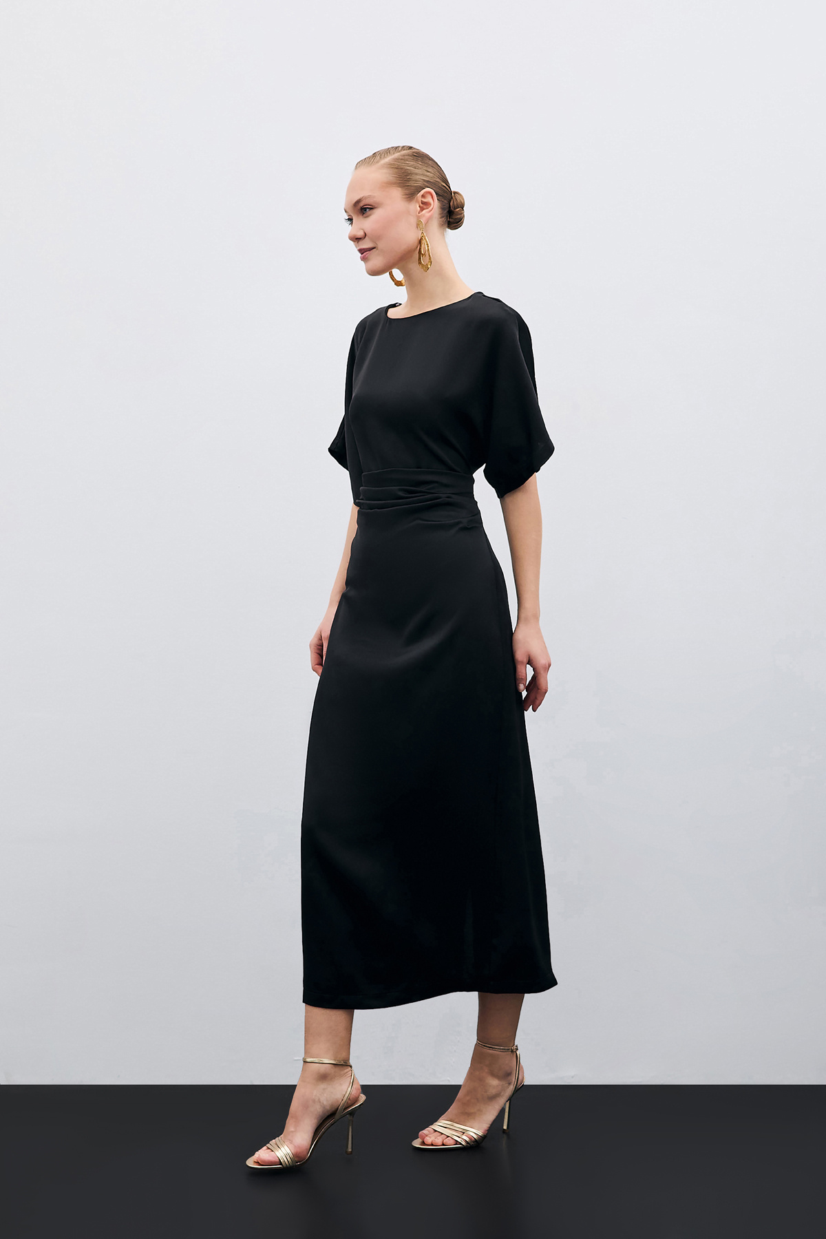 Büzgü Detaylı Krep Saten Elbise - Siyah