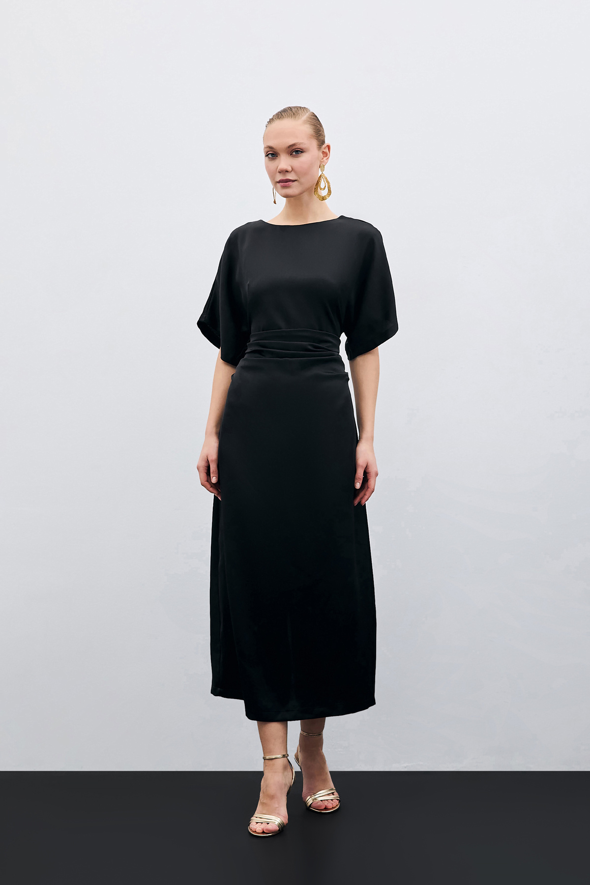 Büzgü Detaylı Krep Saten Elbise - Siyah