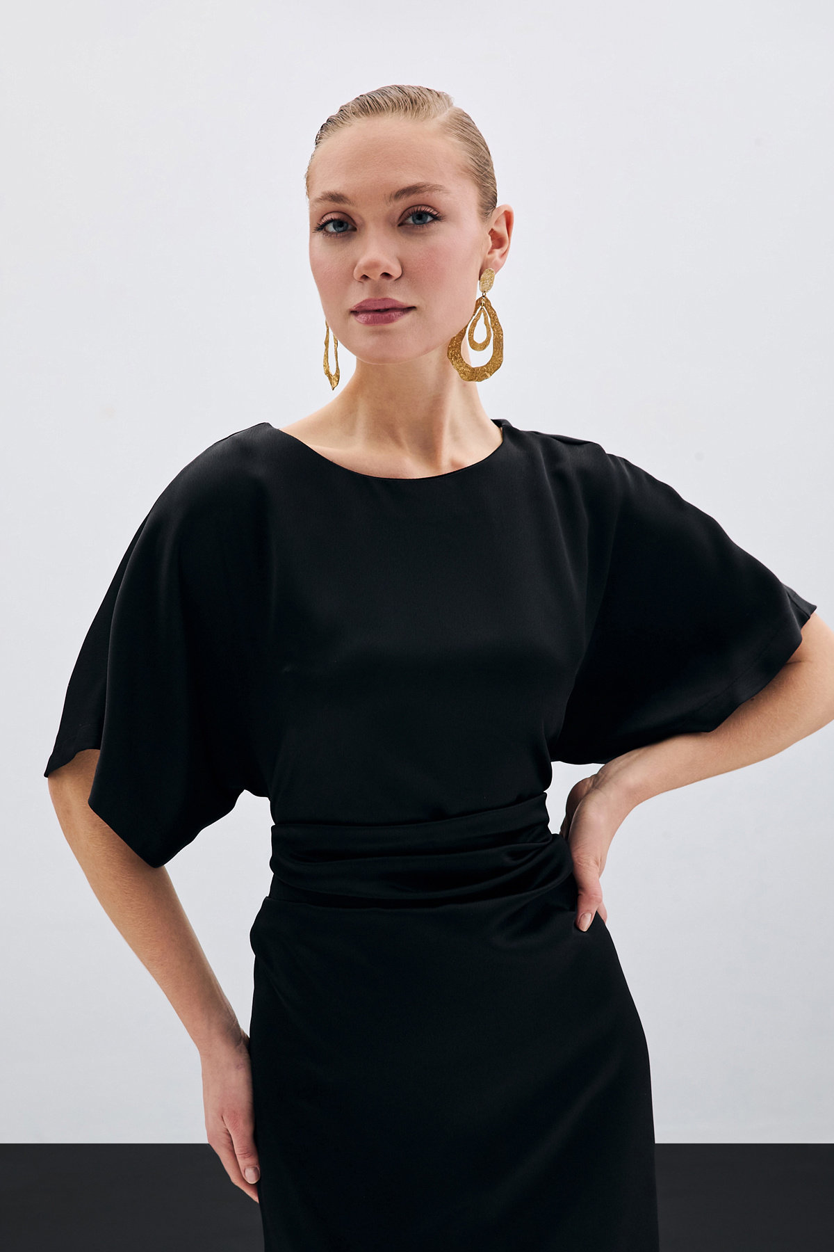 Büzgü Detaylı Krep Saten Elbise - Siyah