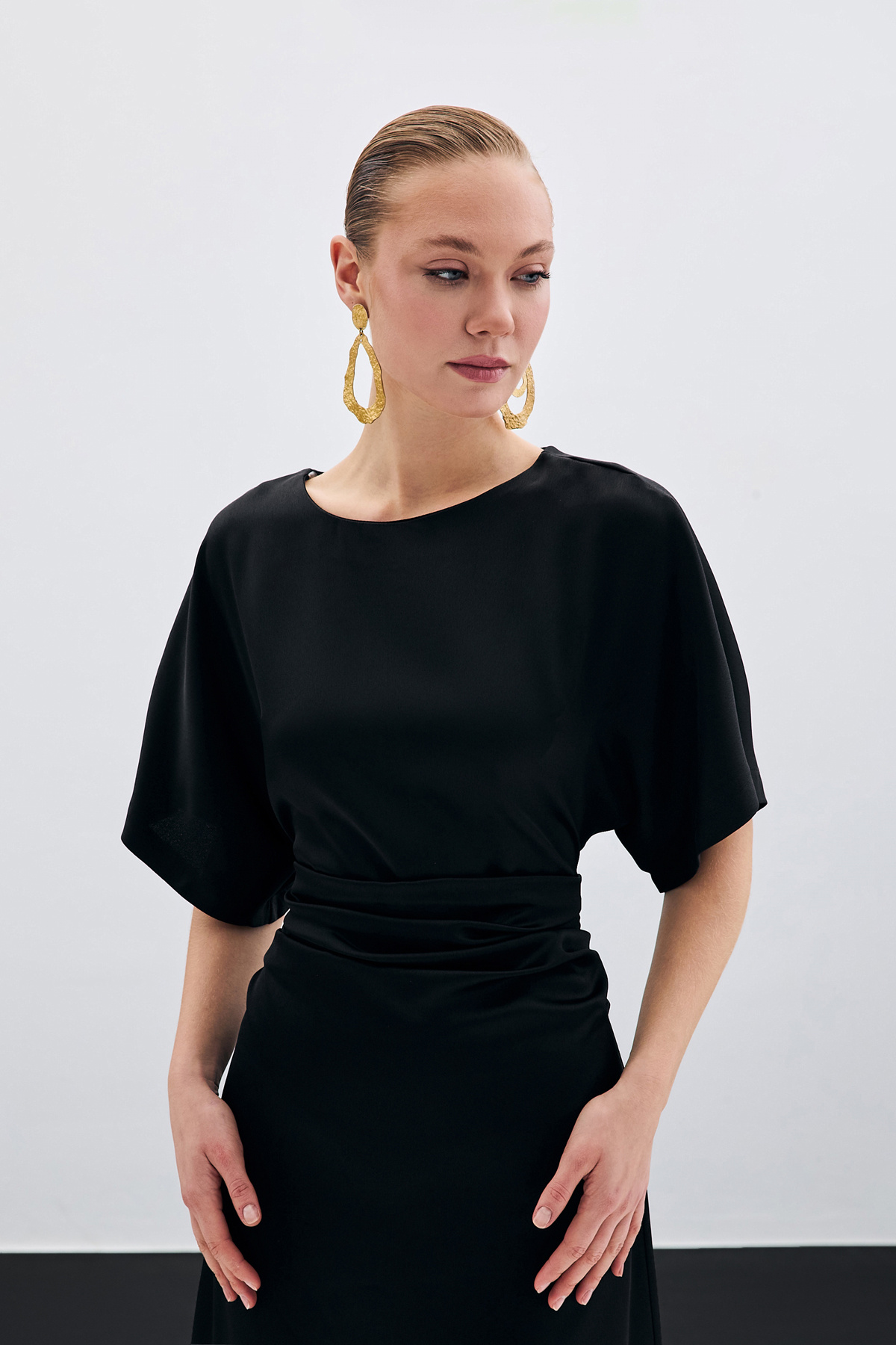 Büzgü Detaylı Krep Saten Elbise - Siyah