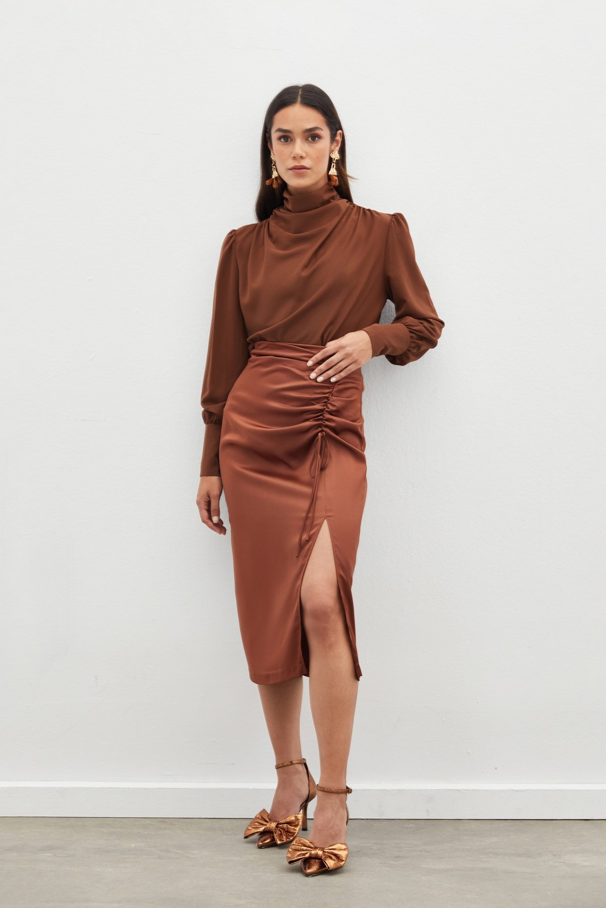 Büzgü Detaylı Saten Etek - KAHVE