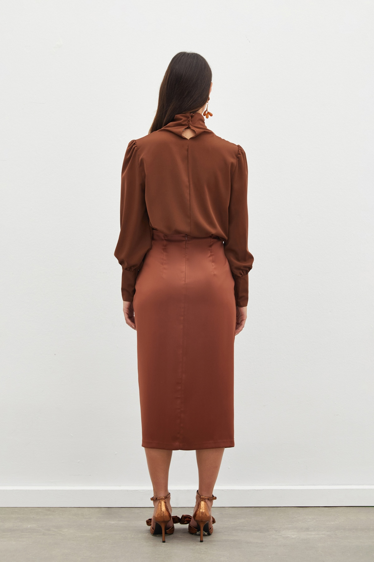 Büzgü Detaylı Saten Etek - KAHVE