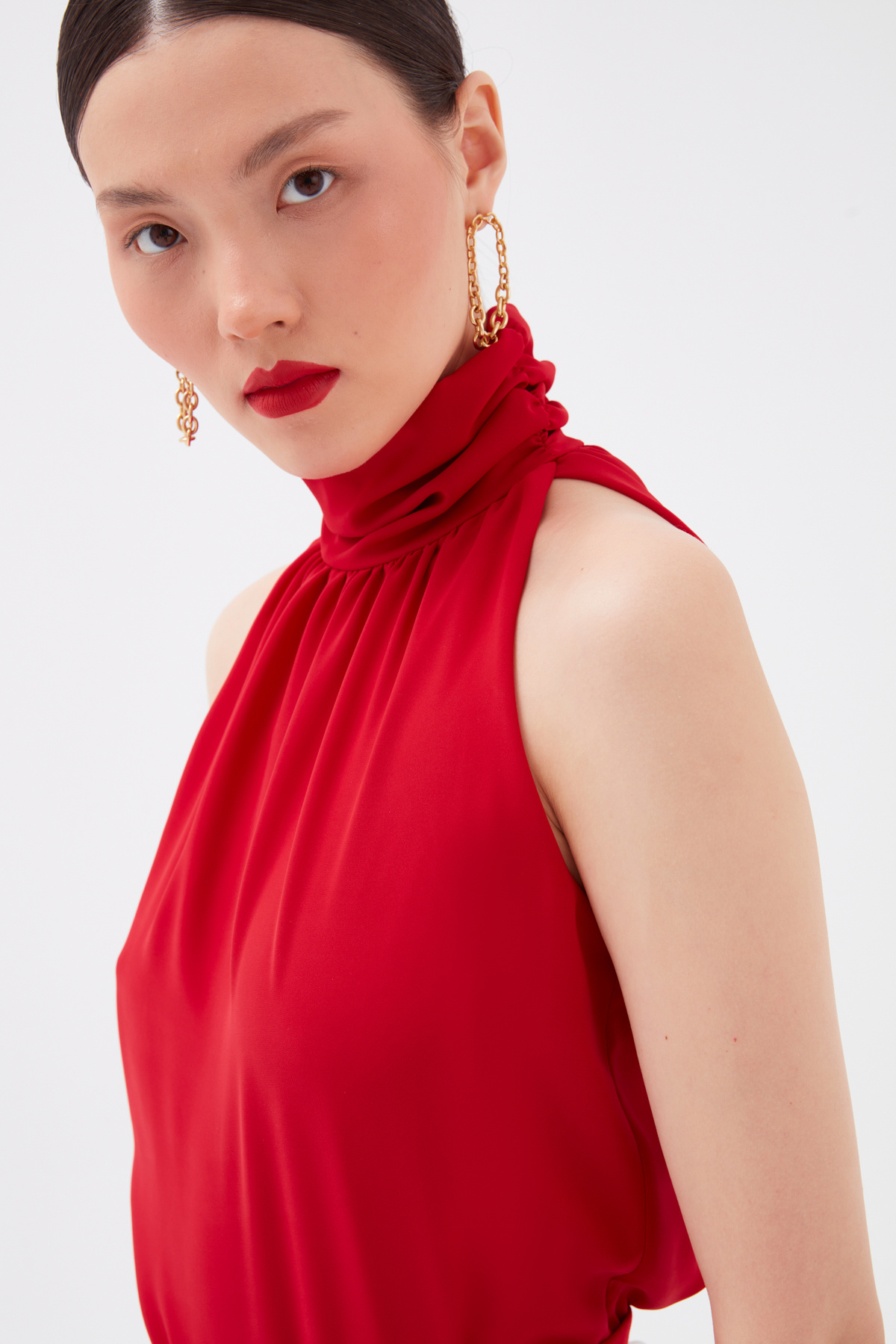 Büzgülü yaka kolsuz bluz - KIRMIZI