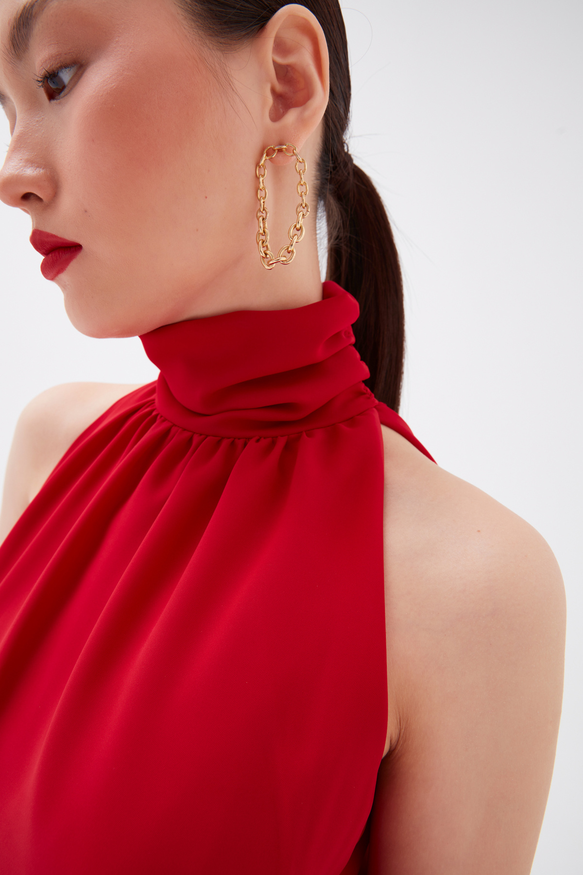 Büzgülü yaka kolsuz bluz - KIRMIZI