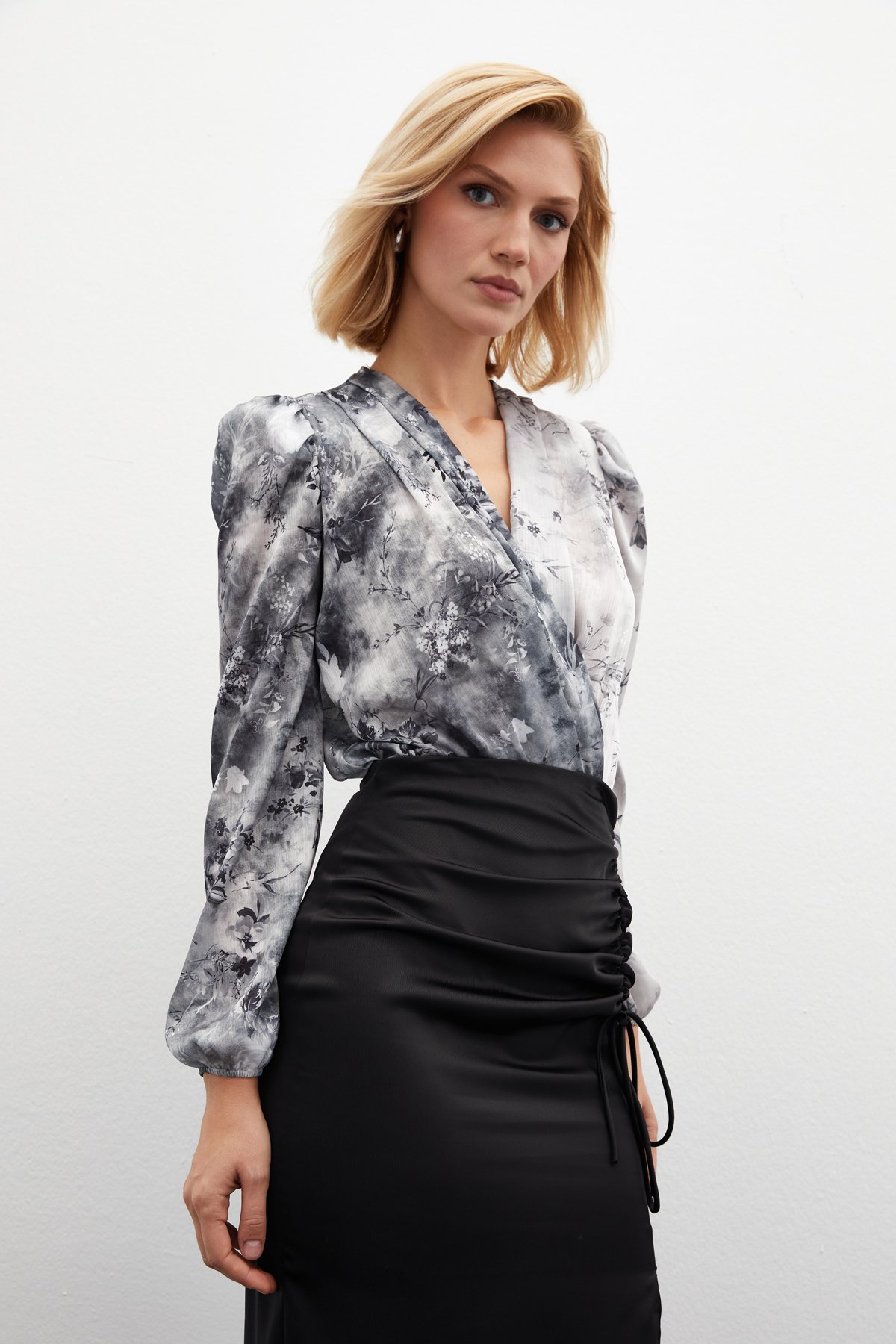 Çiçek Desenli Bodysuit Bluz - GRİ