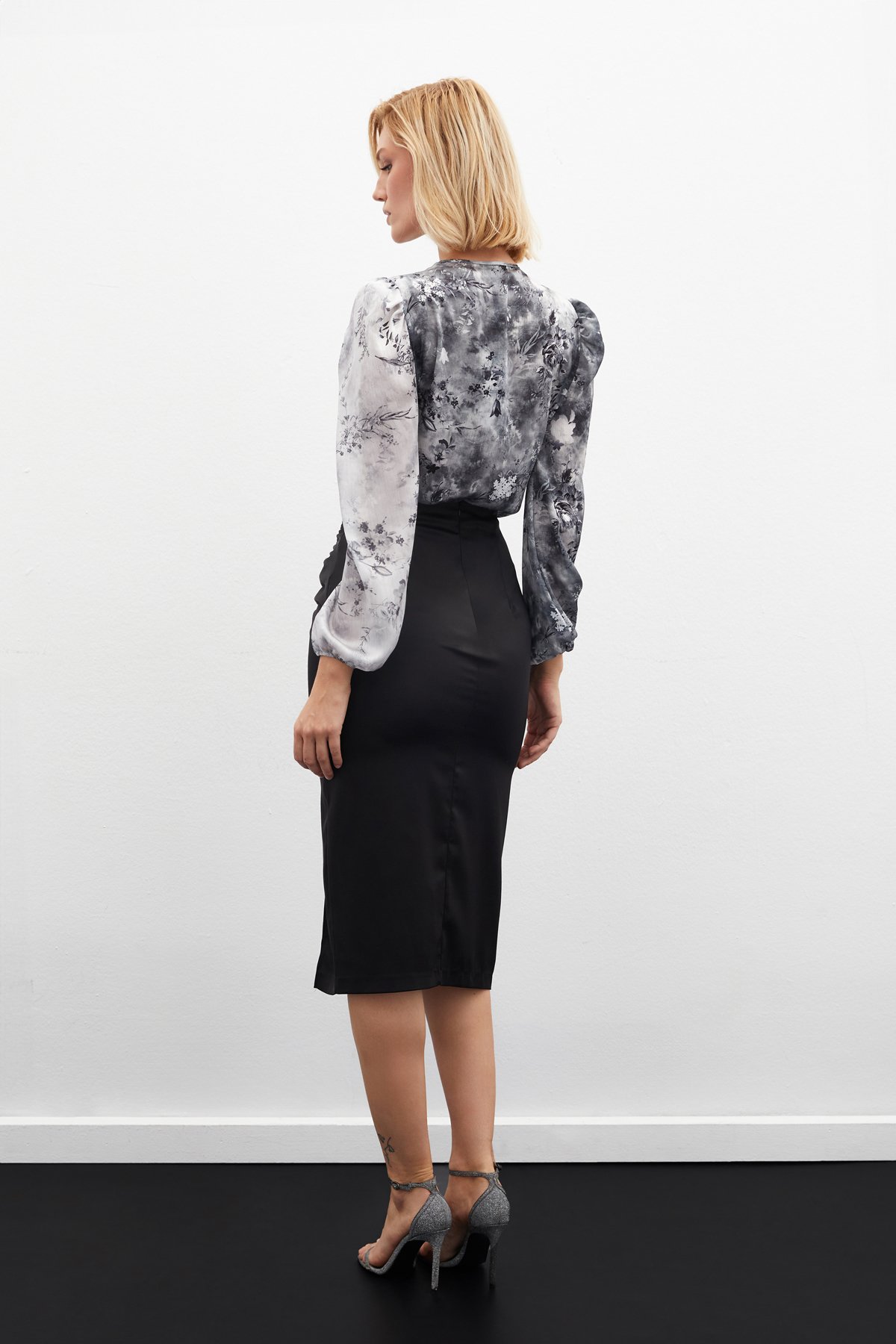 Çiçek Desenli Bodysuit Bluz - GRİ