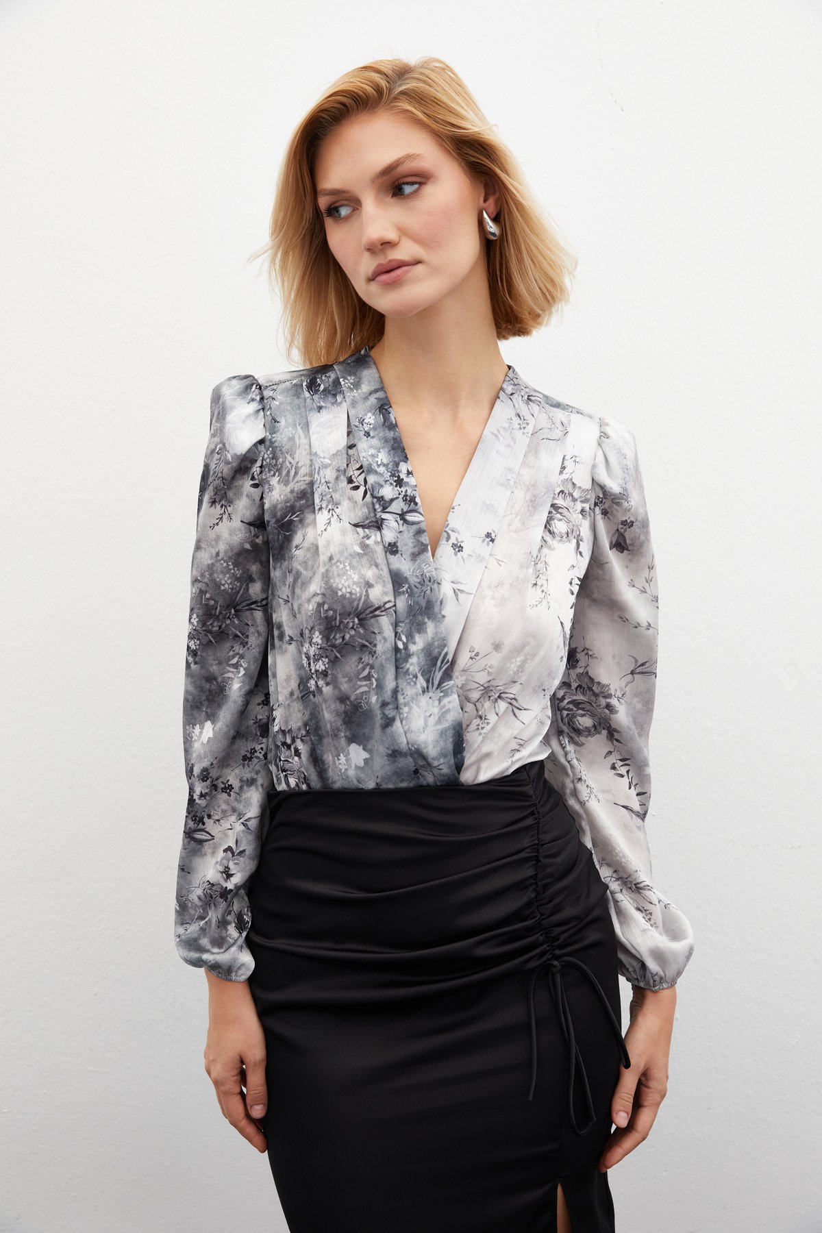 Çiçek Desenli Bodysuit Bluz - GRİ