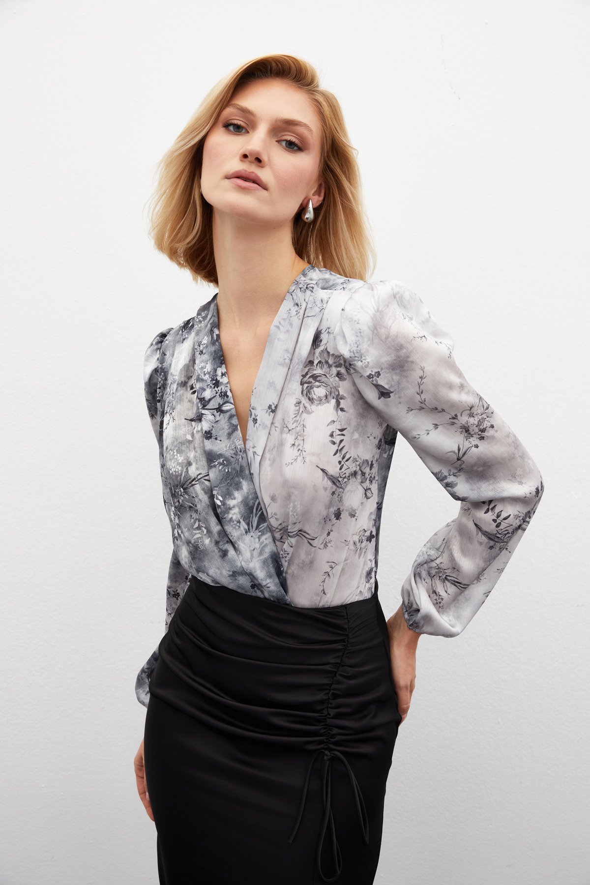 Çiçek Desenli Bodysuit Bluz - GRİ