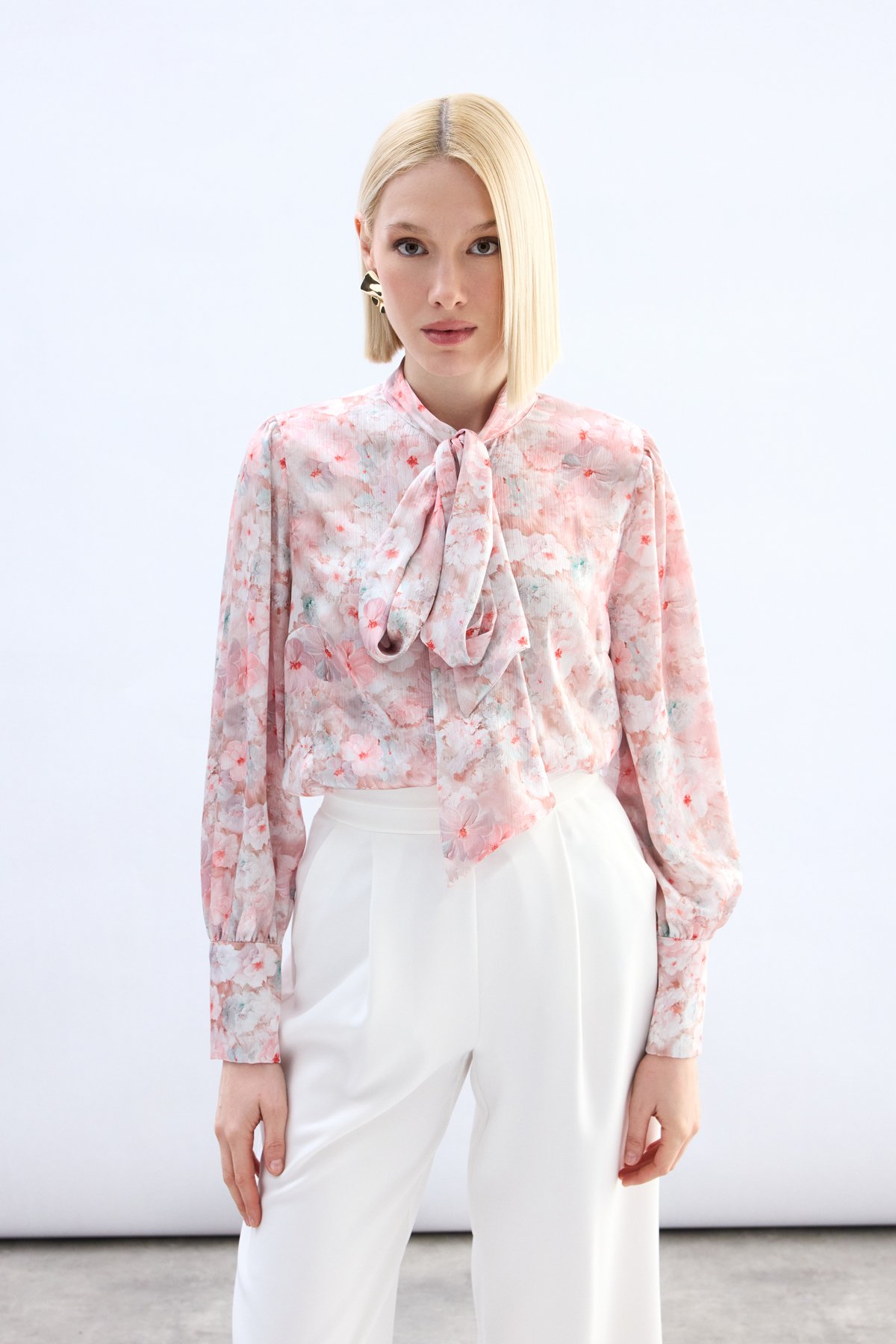 Çiçek Desenli Fularlı Gömlek - Pudra