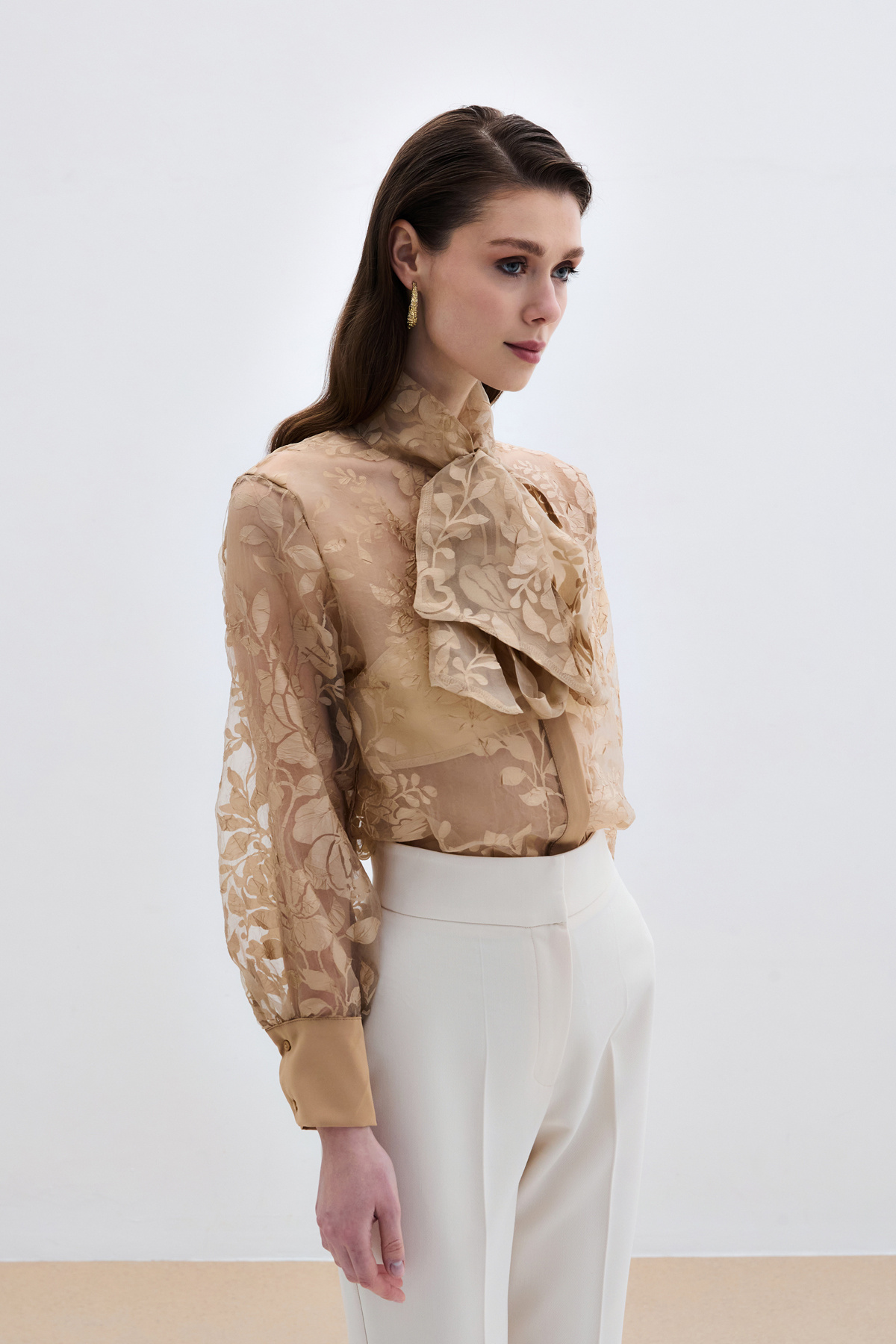 ÇİÇEK DESENLİ ORGANZE FULARLI GÖMLEK