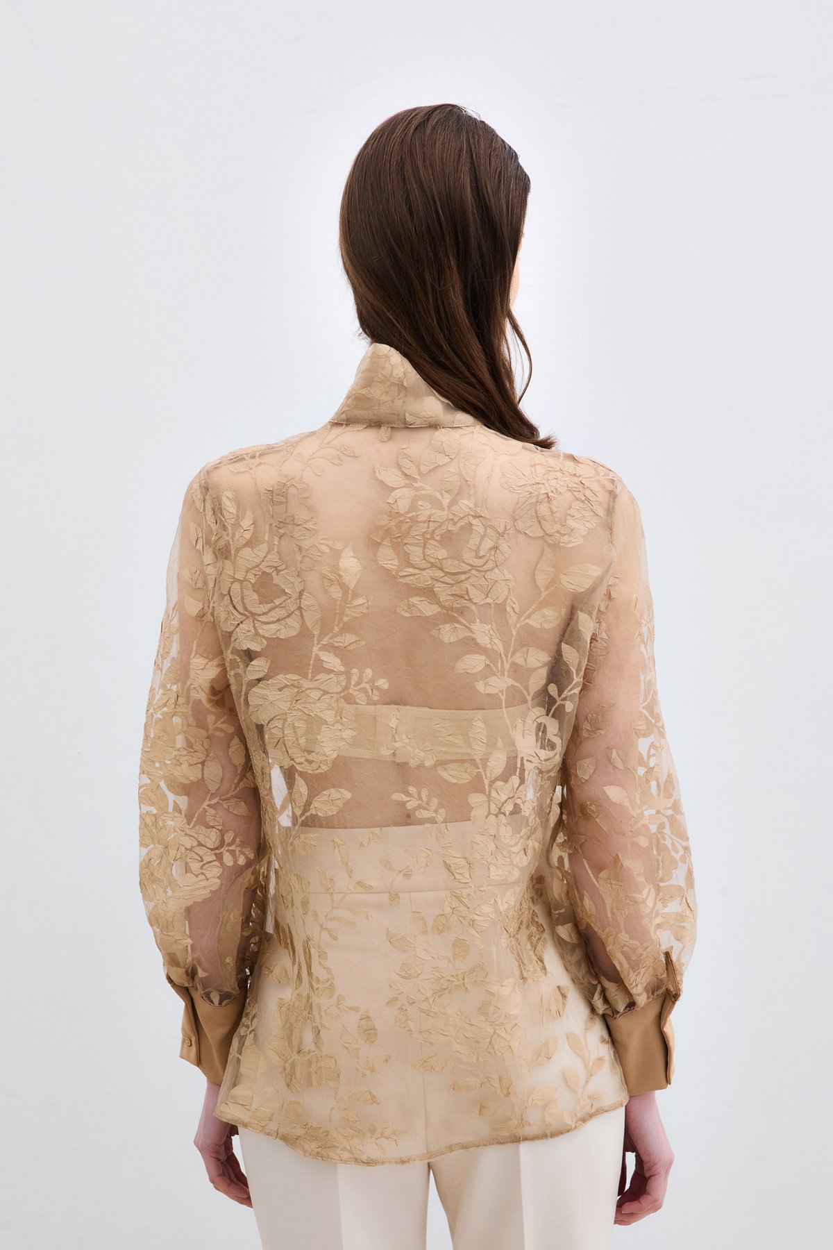 ÇİÇEK DESENLİ ORGANZE FULARLI GÖMLEK