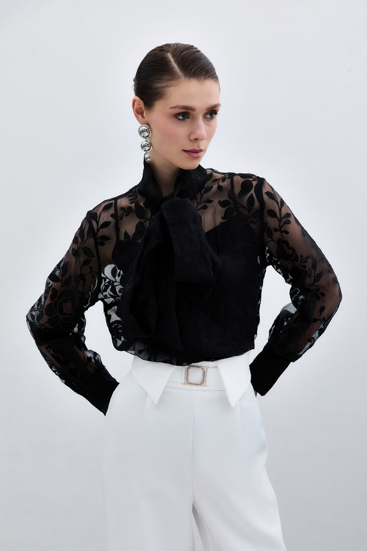 ÇİÇEK DESENLİ ORGANZE FULARLI GÖMLEK