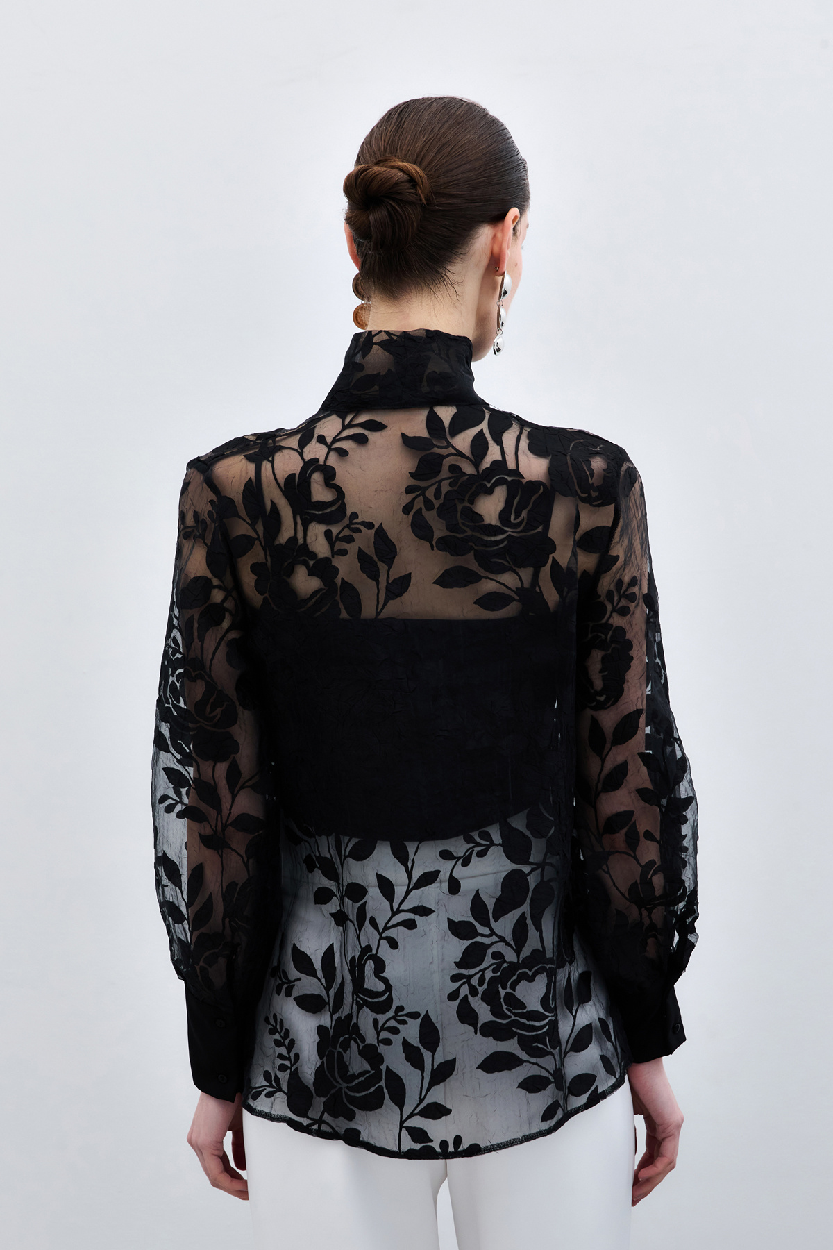 ÇİÇEK DESENLİ ORGANZE FULARLI GÖMLEK