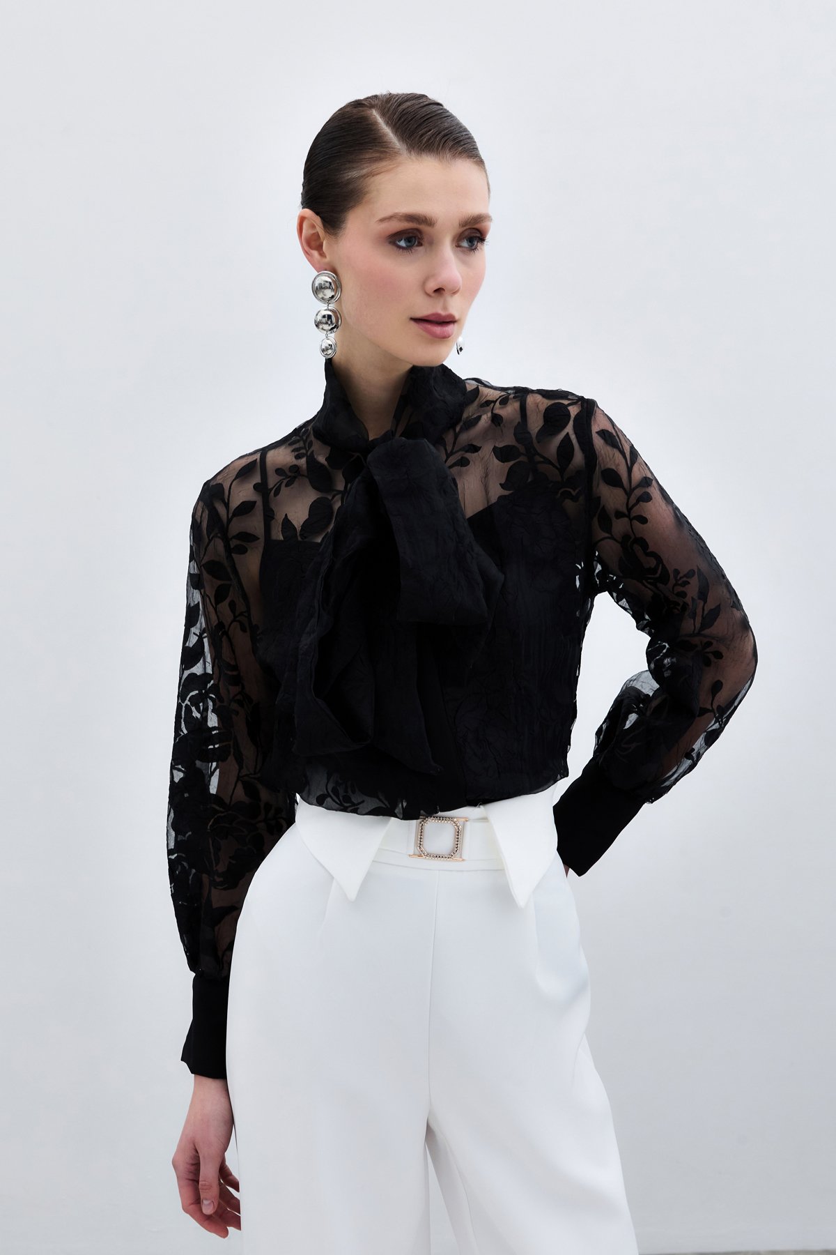 ÇİÇEK DESENLİ ORGANZE FULARLI GÖMLEK