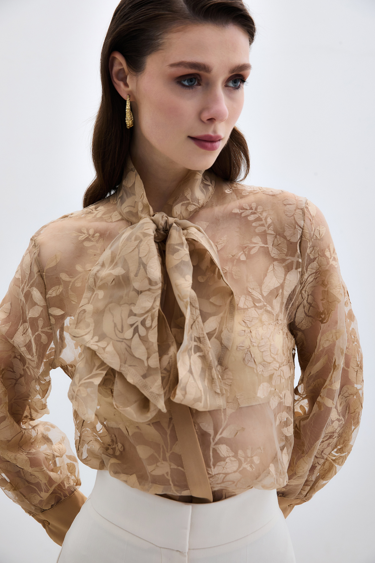 ÇİÇEK DESENLİ ORGANZE FULARLI GÖMLEK