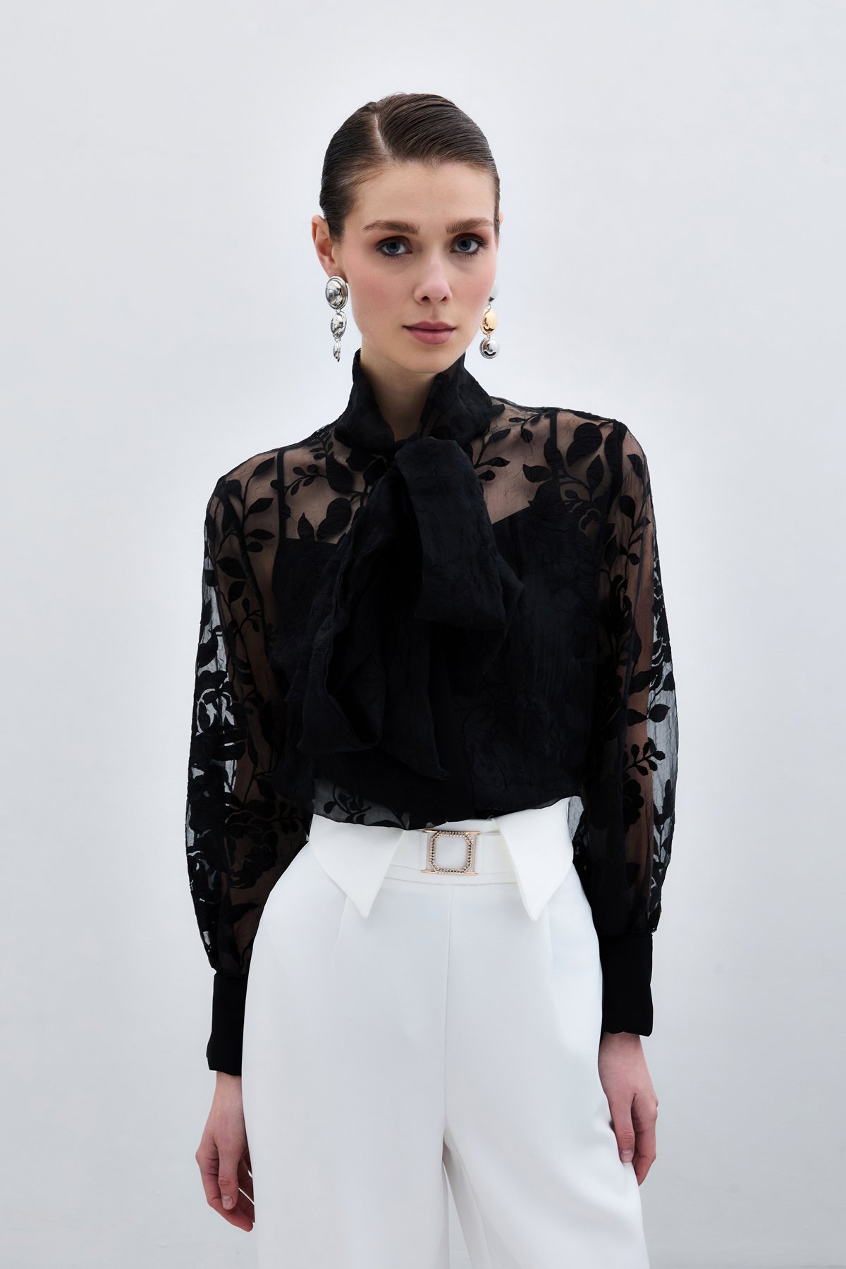 ÇİÇEK DESENLİ ORGANZE FULARLI GÖMLEK