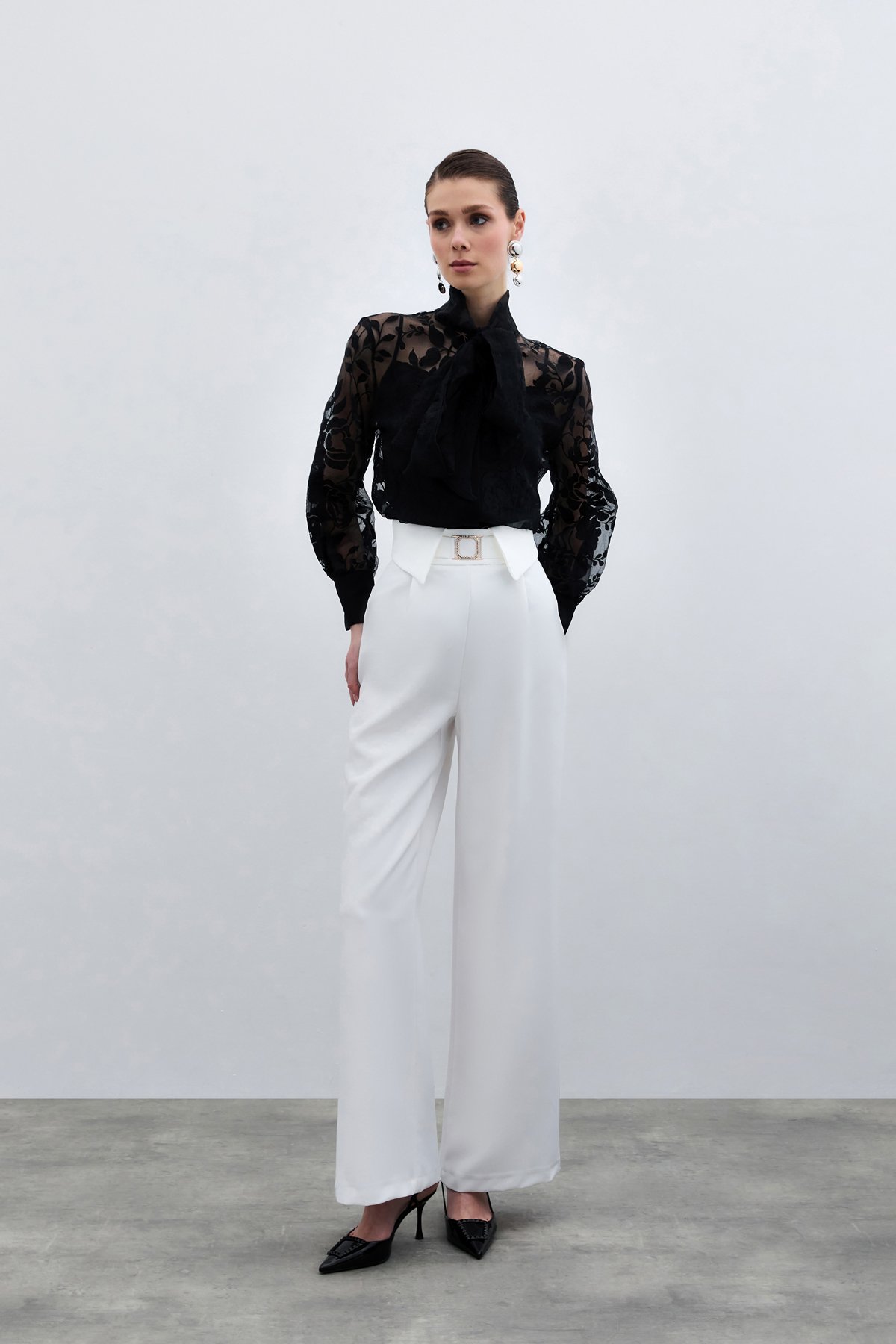 ÇİÇEK DESENLİ ORGANZE FULARLI GÖMLEK