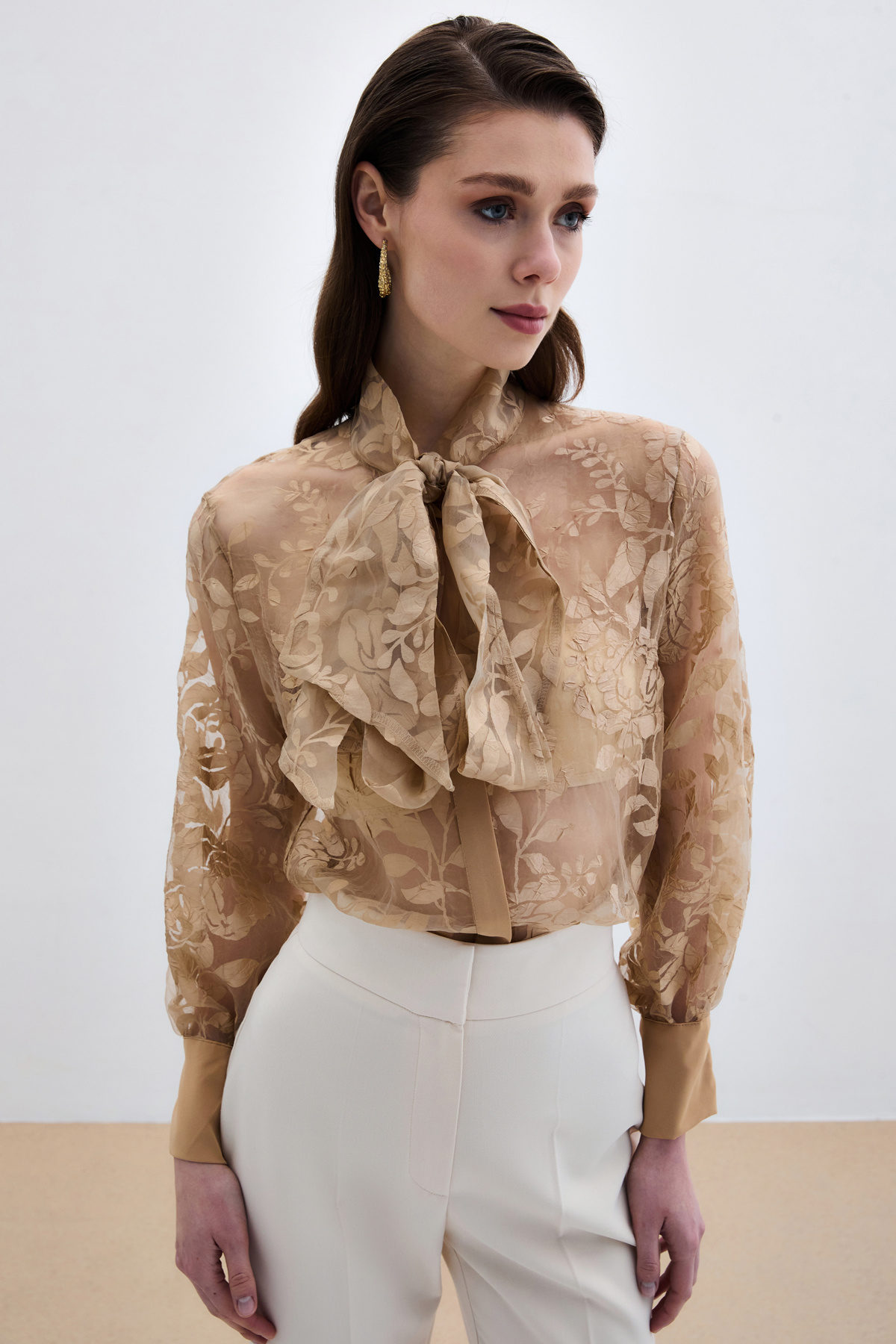 ÇİÇEK DESENLİ ORGANZE FULARLI GÖMLEK