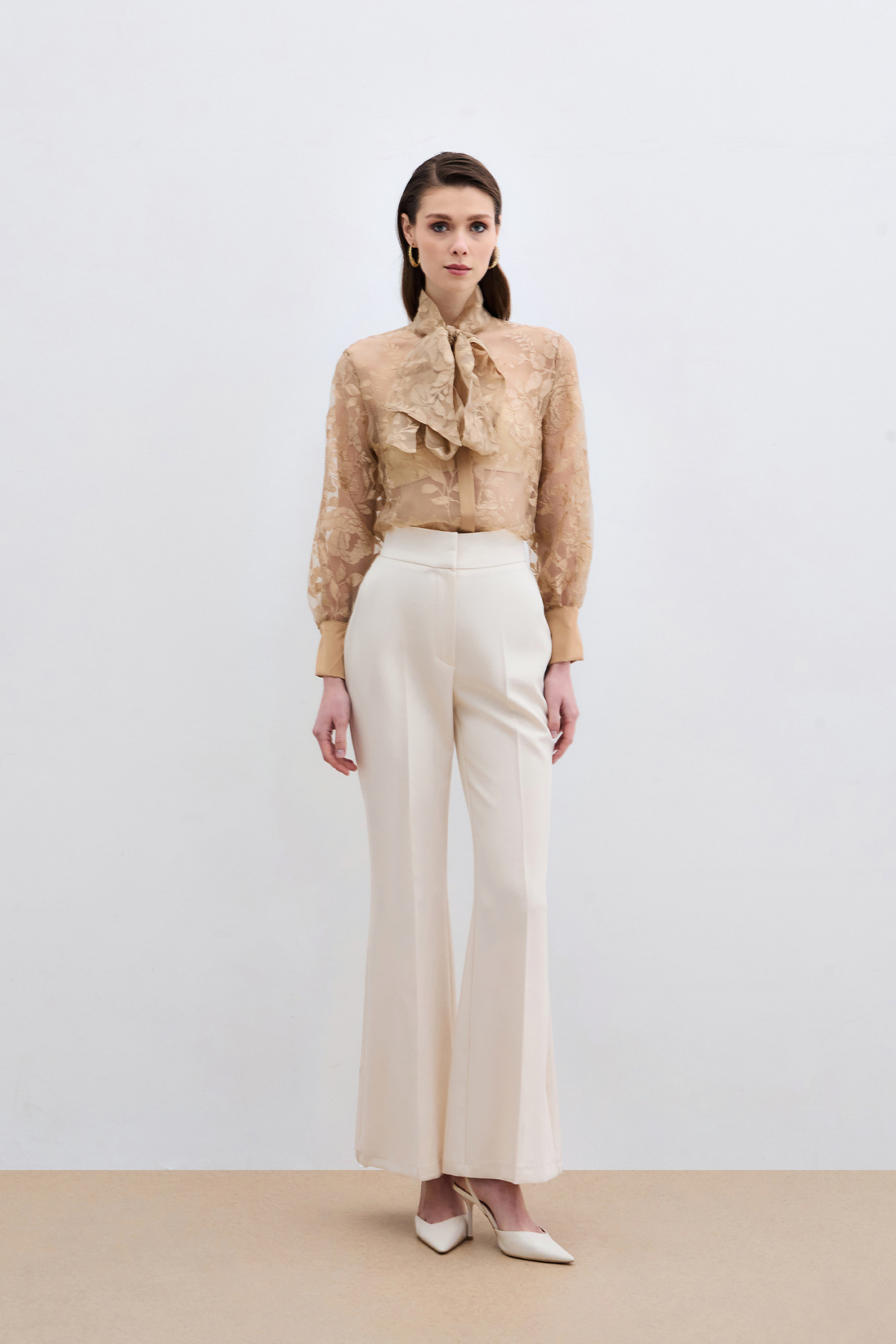 ÇİÇEK DESENLİ ORGANZE FULARLI GÖMLEK