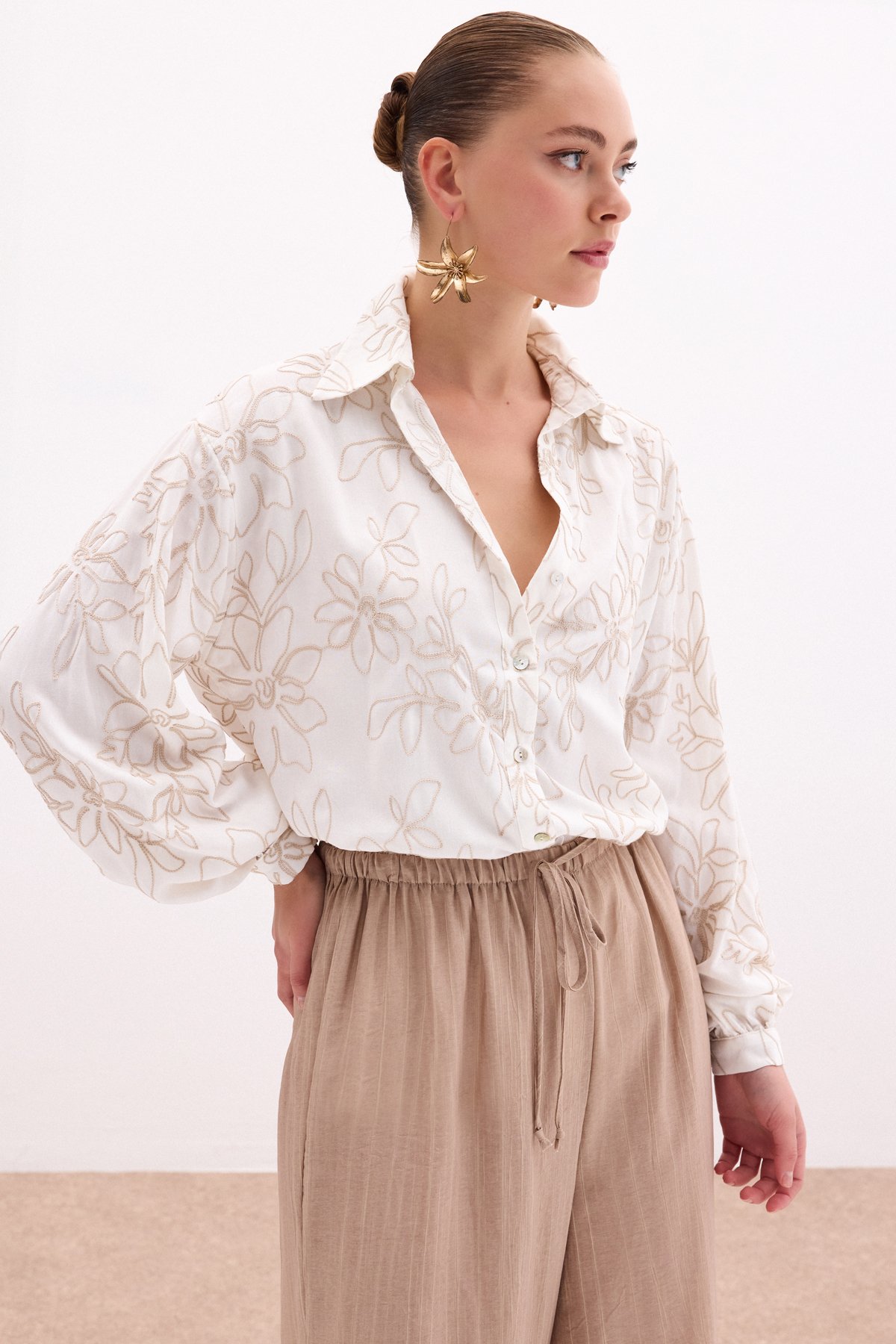 Çiçek Nakışlı Viskon Gömlek - Bej