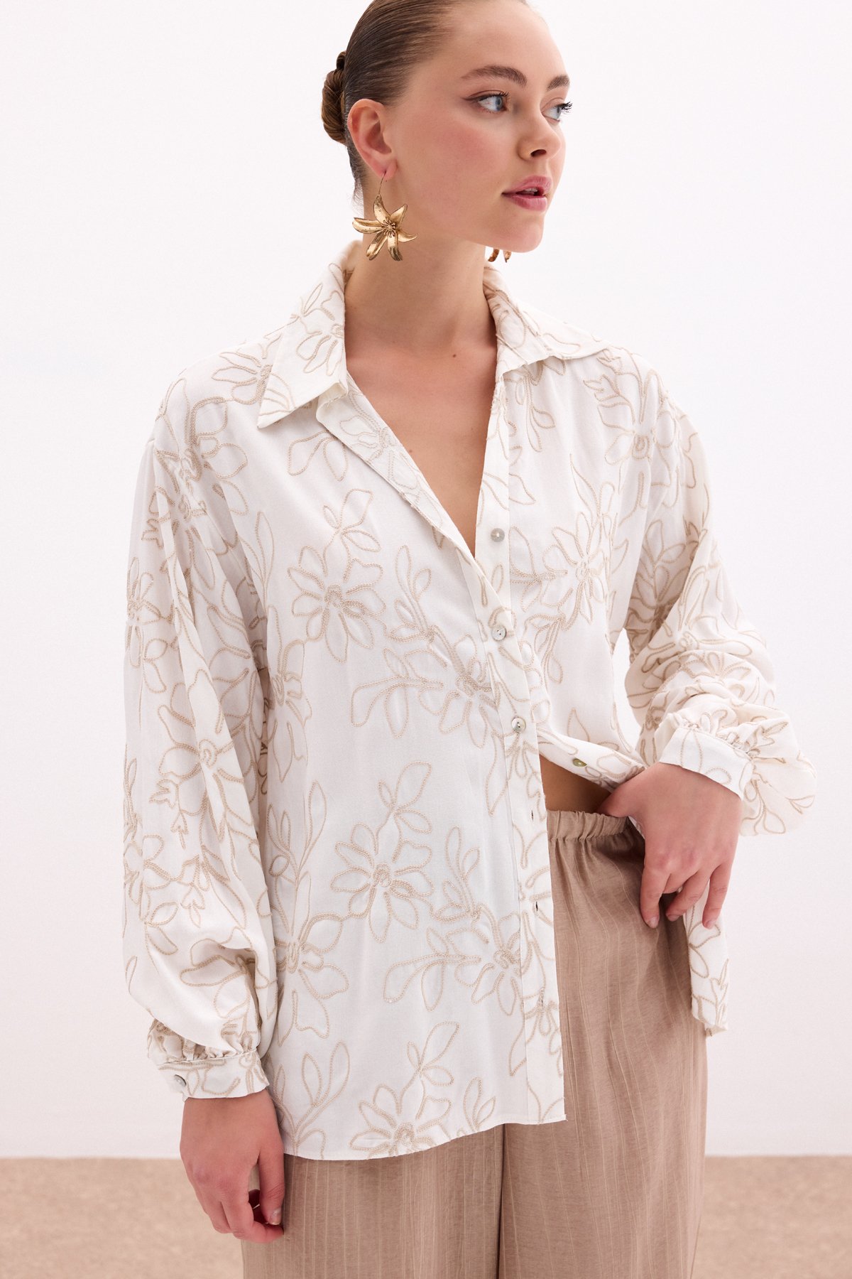 Çiçek Nakışlı Viskon Gömlek - Bej