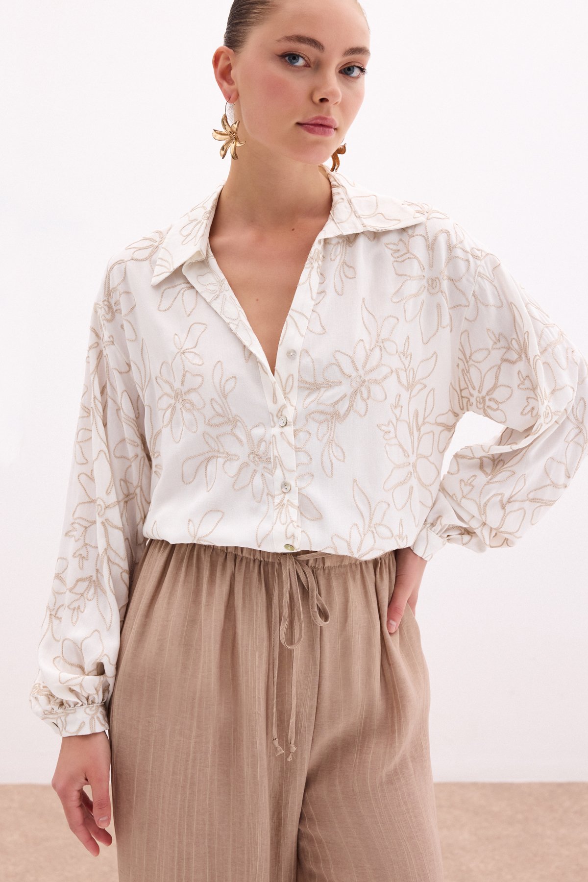 Çiçek Nakışlı Viskon Gömlek - Bej