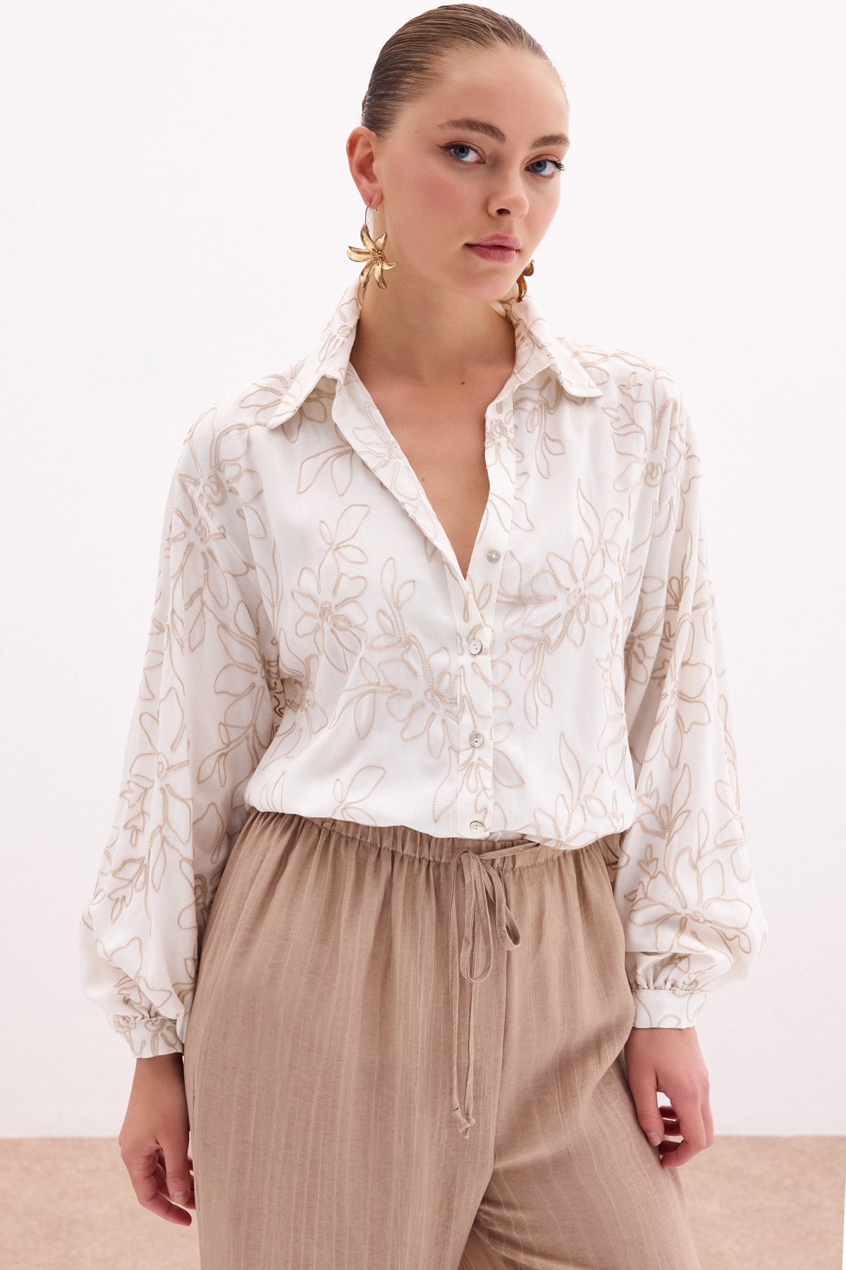 Çiçek Nakışlı Viskon Gömlek - Bej