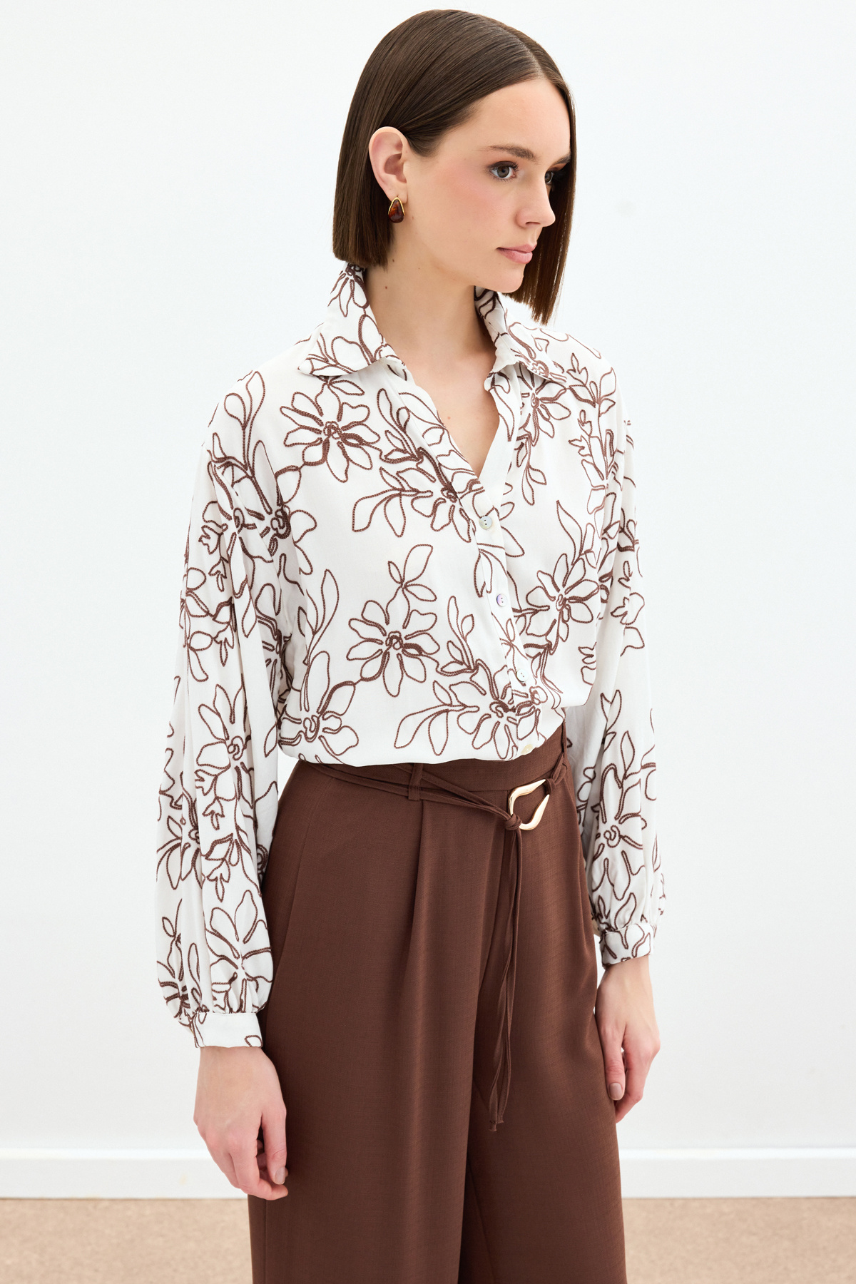 Çiçek Nakışlı Viskon Gömlek - Kahve