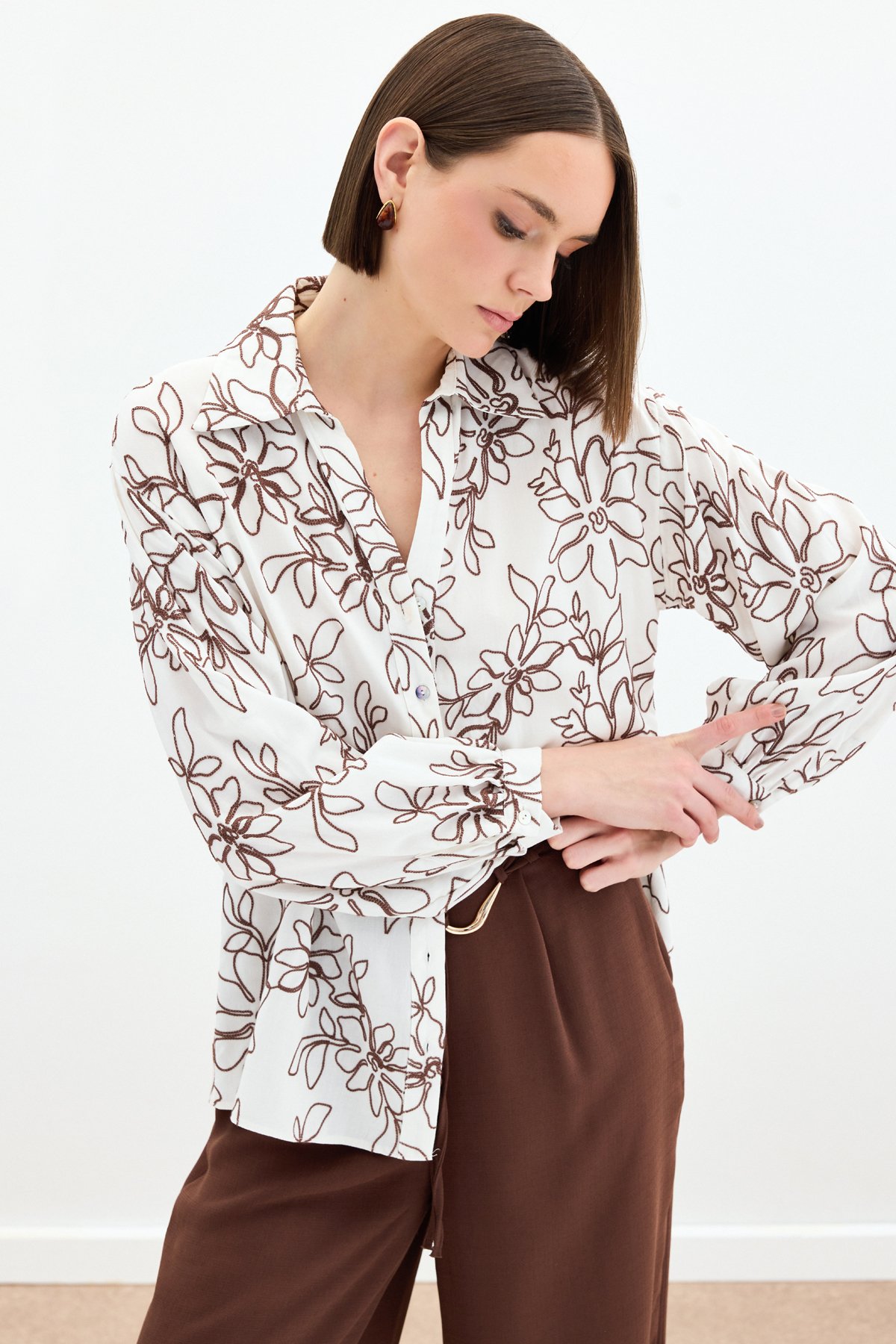 Çiçek Nakışlı Viskon Gömlek - Kahve