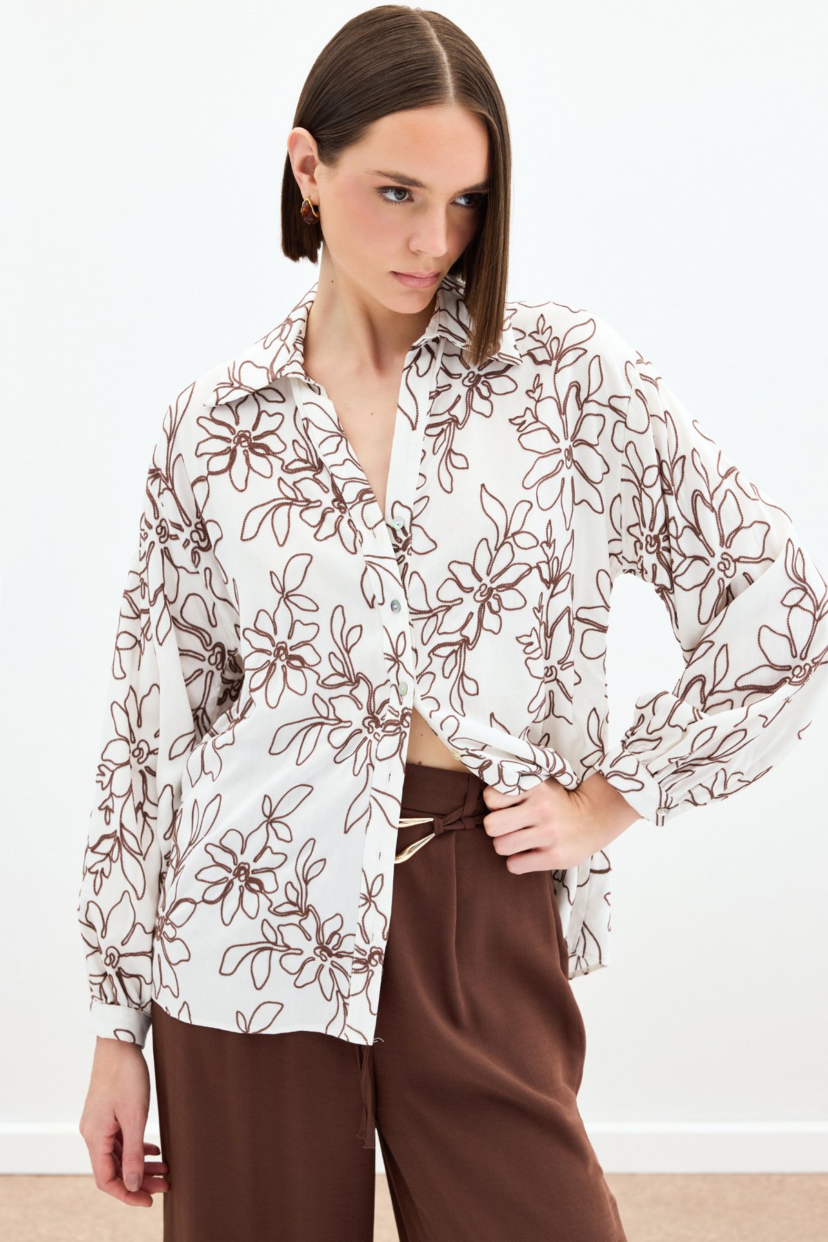 Çiçek Nakışlı Viskon Gömlek - Kahve