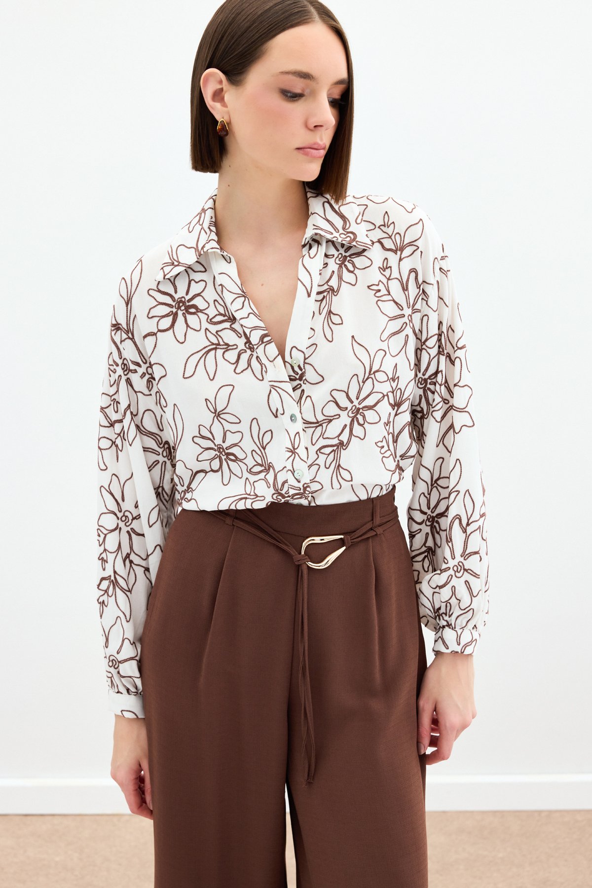 Çiçek Nakışlı Viskon Gömlek - Kahve