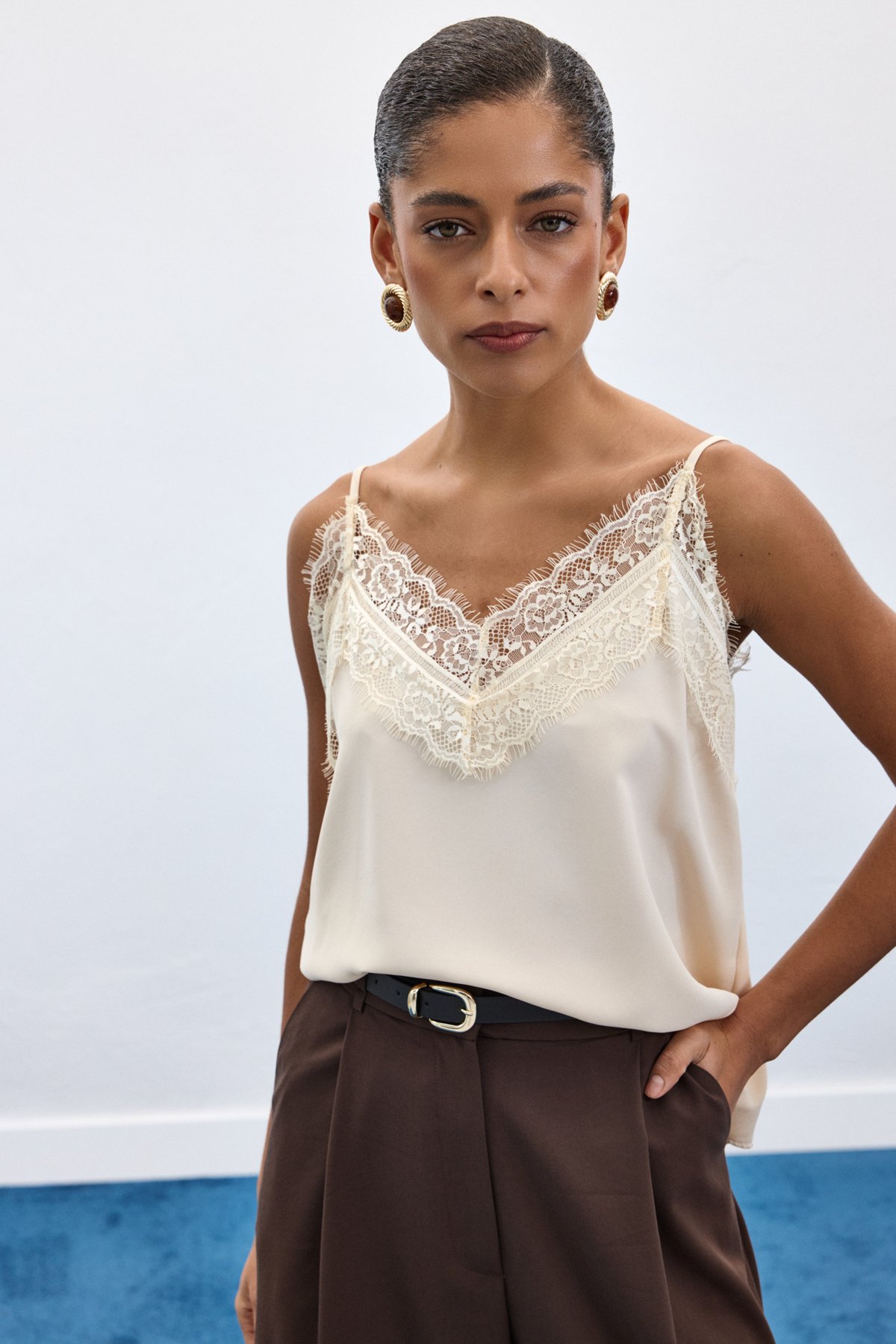 Dantel Detaylı Askılı Bluz - Bej